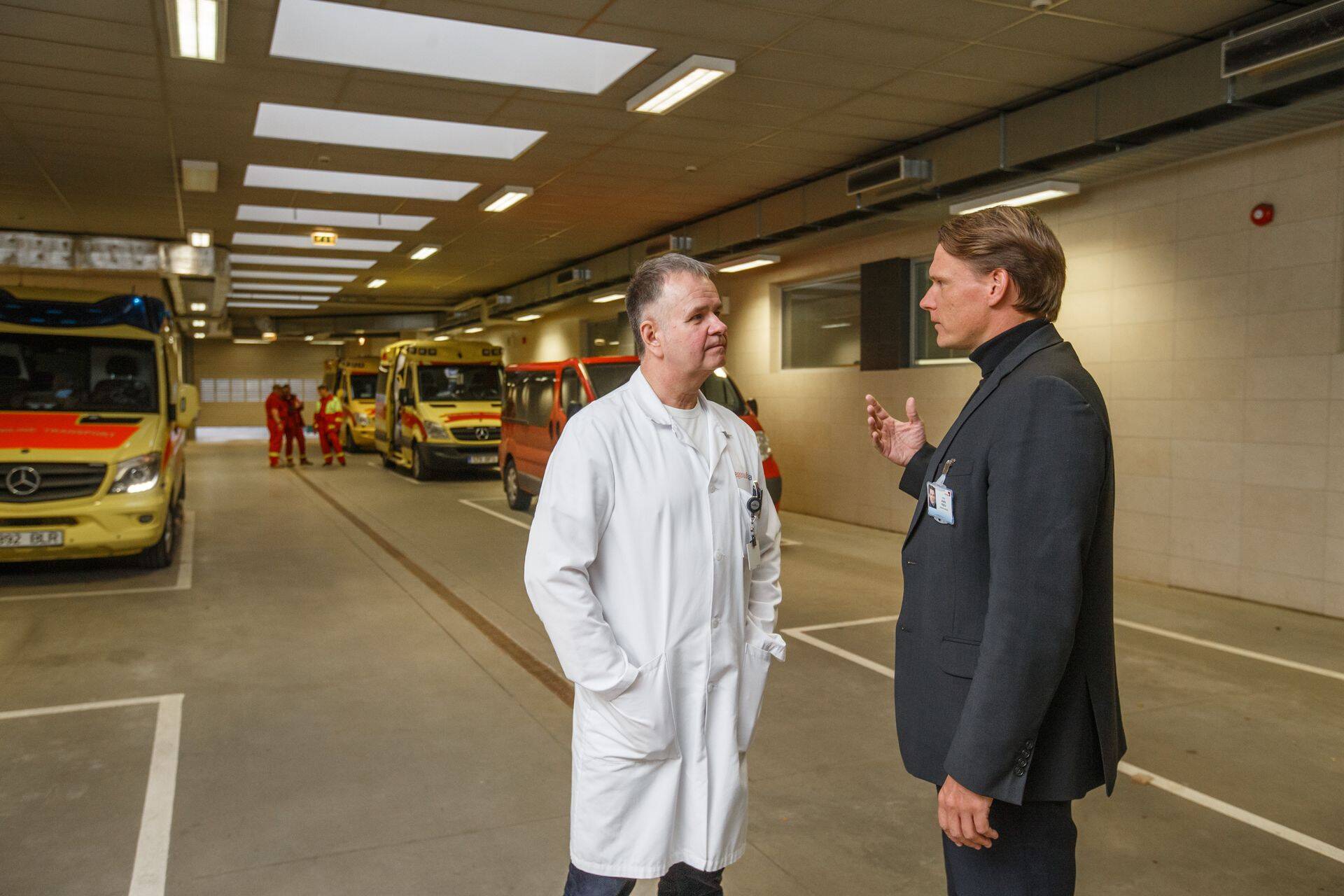 PERHi juht Agris Peedu (paremal) rääkis saates "Tehnoloogiakompass", kuidas läksid haiglad üle kaugtööle ning kui paljud nende nelja ja poole tuhandest töötajast saab sedasi talitleda.