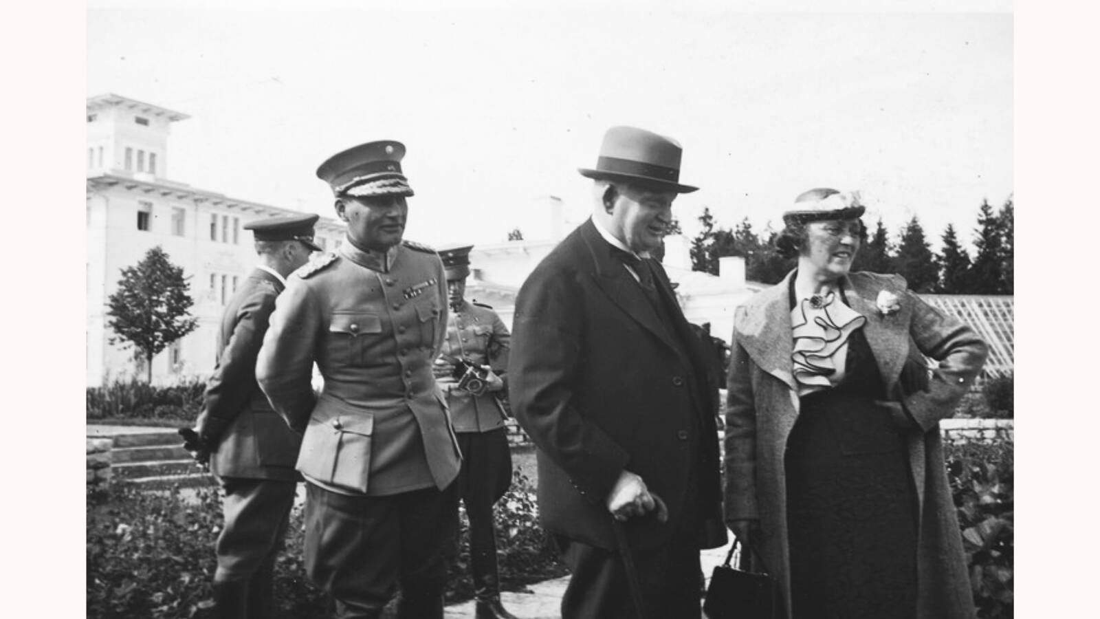 Konstantin Päts abikaasa ja kaaskonnaga Oru lossi pargis.