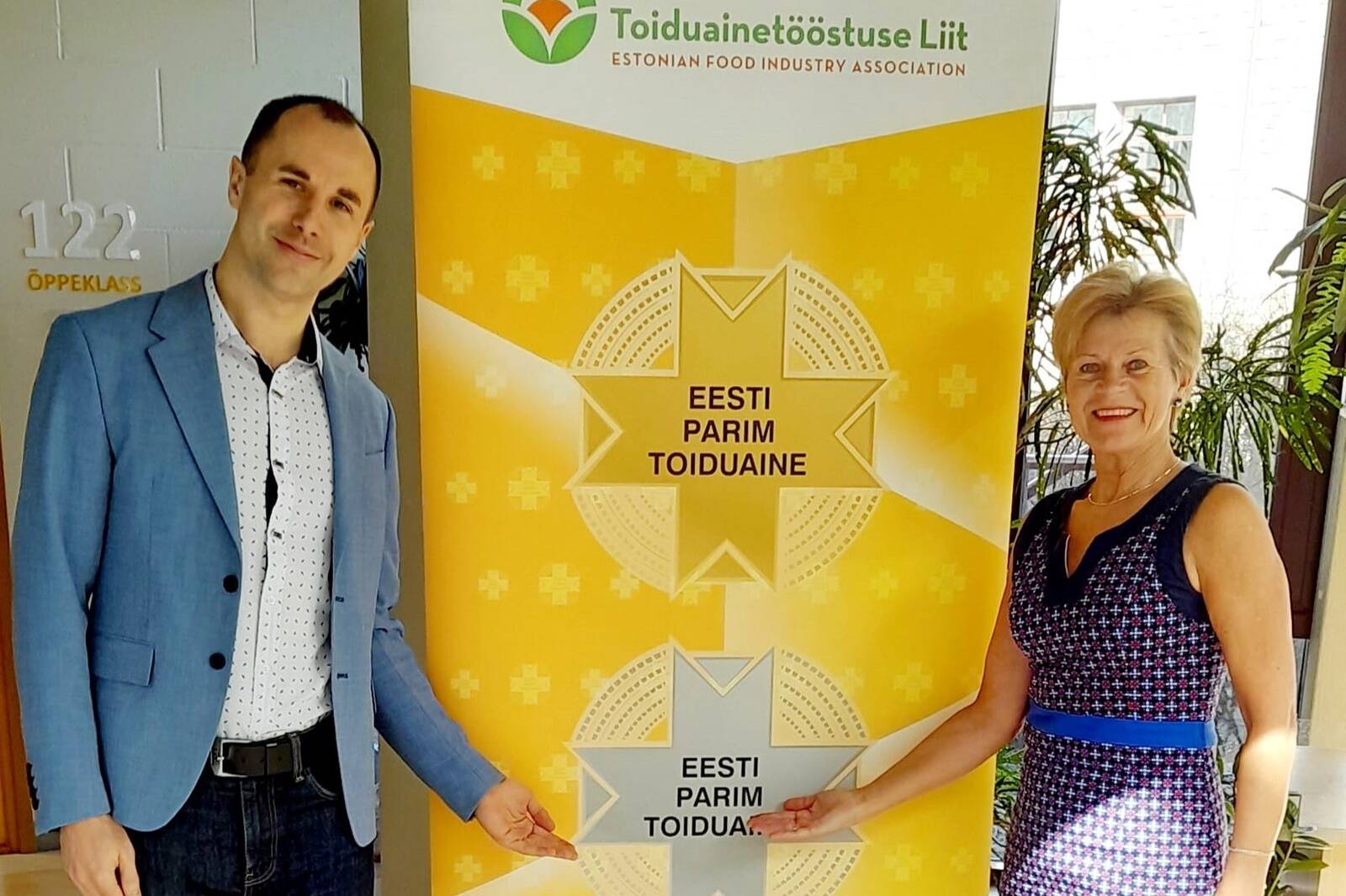 Konkursi hindamiskomisjoni esimees Rain Kuldjärv ja Toiduliidu juht Sirje Potisepp