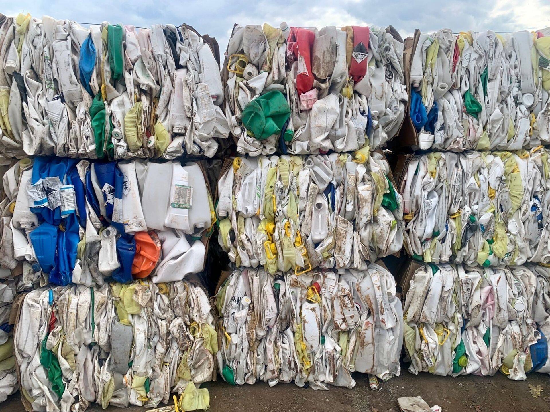 Kõvaplasti ümbertöötleja WeeRec OÜ’sse toodud kasutatud taimekaitsevahendi plastpakendid.