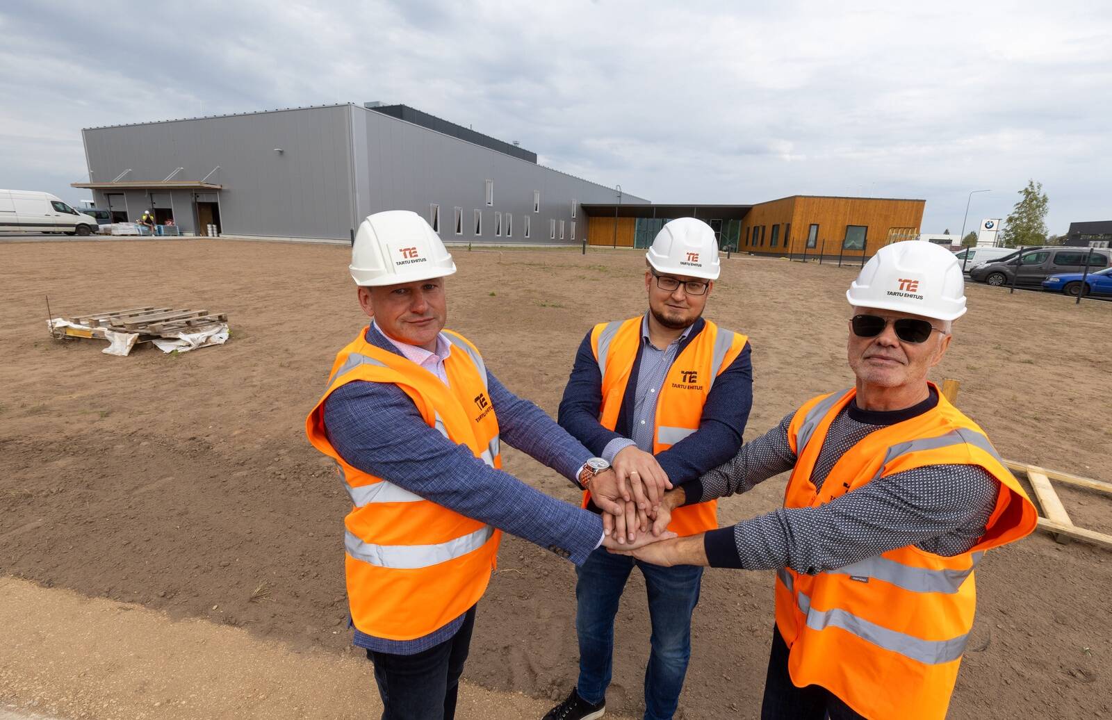 Tartu Ehitus nimetati hiljuti Tartu aasta väikeettevõteks. Firma ehitab praegu Tartu külje alla ettevõtte TBD-Biodiscovery ravimitehast. Pildil vasakult ASi Tartu Ehitus ehitusjuht Indrek Kann, tegevjuht Alar Loo ja nõukogu juht Aado Kivi. Alar Loo on mures, mida järgnevad kuud ehitusele toovad, ta on väljavaadete suhtes pessimistlik.