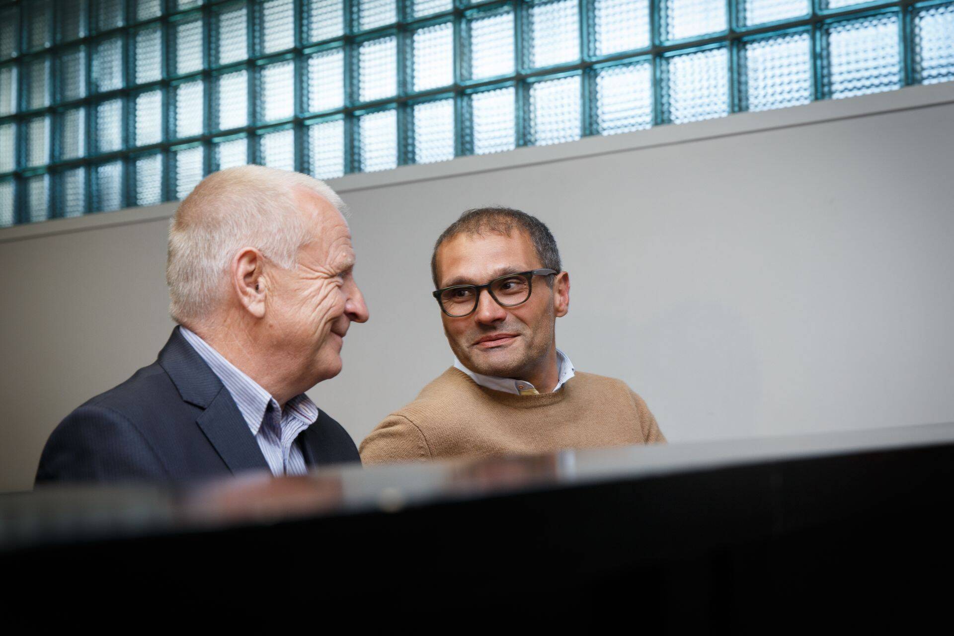 Siim Roode (paremal) ja Väino Pentus Autorollo kriminaalasja kohtuistungil.