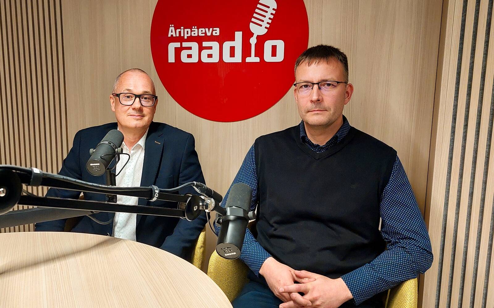 ABB tootmisüksuse juht Argo Aavik ning mootorite ja generaatorite tehase juht Indrek Saarma.