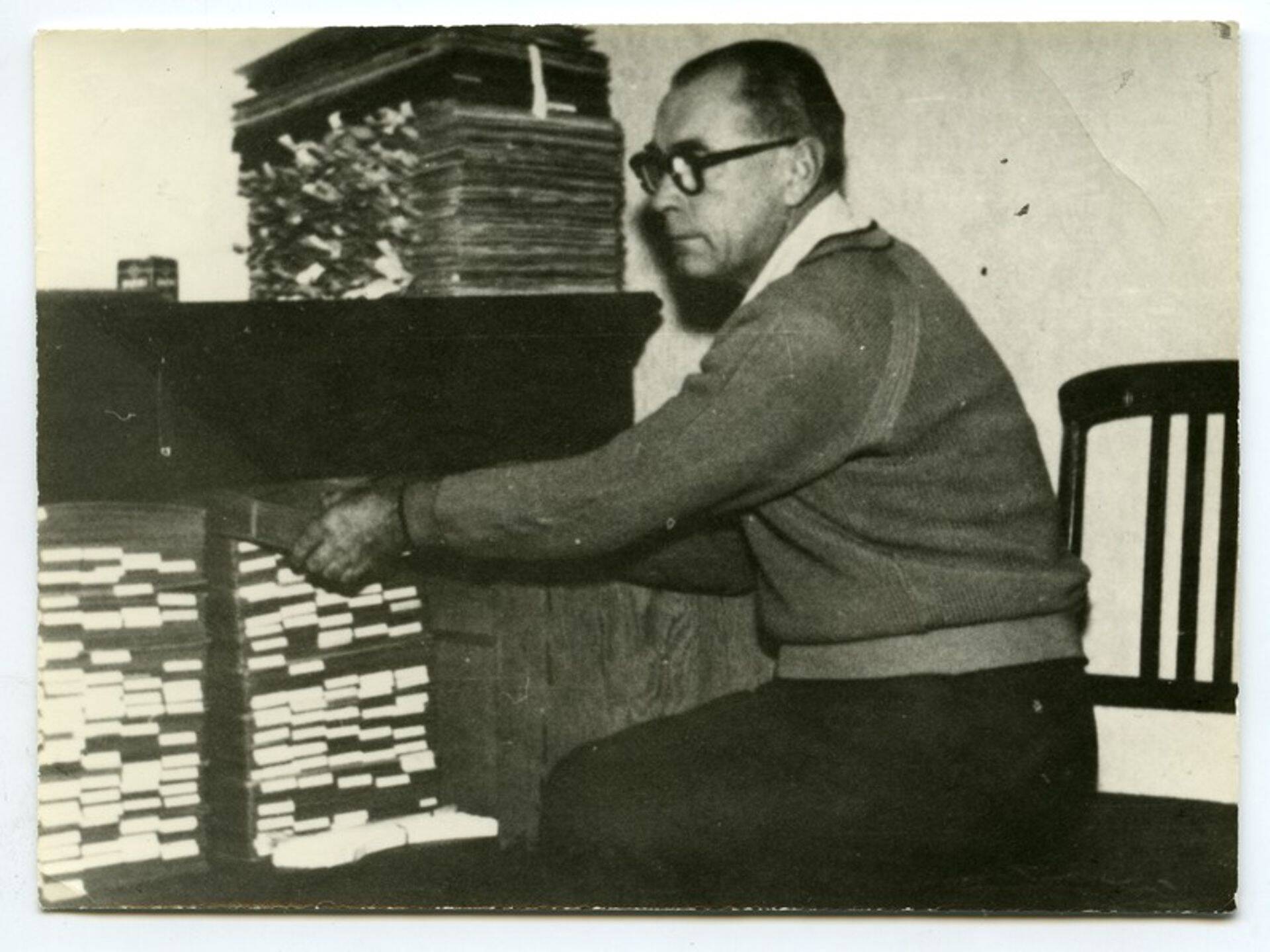 Bernhard Saarsoo herbaariume korrastamas.