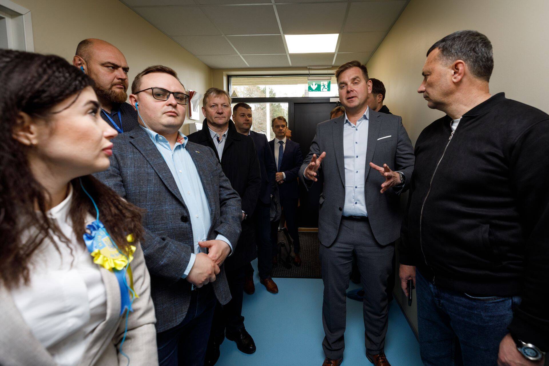 Muuga lasteaia kokku pannud majatootja Matek ASi juht Sven Mats (paremalt teine) ütles, et hoone löödi püsti nelja kuuga. Ukrainast siinsete ettevõtjatega tutvuma tulnud parlamendi saadik Arsenii Pushkarenko on esireas vasakult teine.