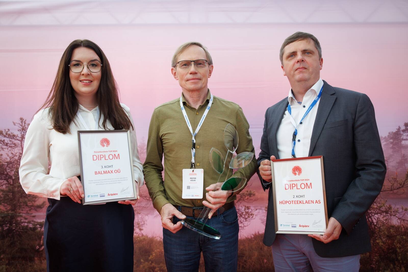 Eesti pereettevõtete TOP3. Vasakult: Balmax OÜ tegevjuht ja omanik Pille-Riin Raudsepp, United Loggers OÜ juhatuse liige Peeter Volke ning Hüpoteeklaen ASi projektijuht Janek Uiboupin.