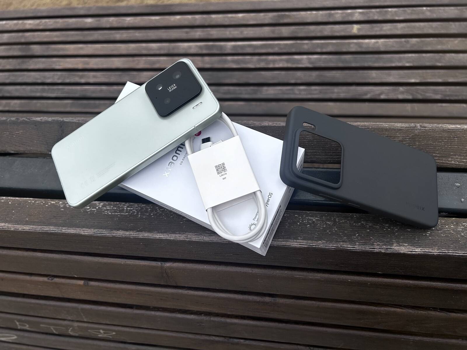 Telefoniga tuleb kaasa laadimiskaabel ja silikoonist telefonikate.