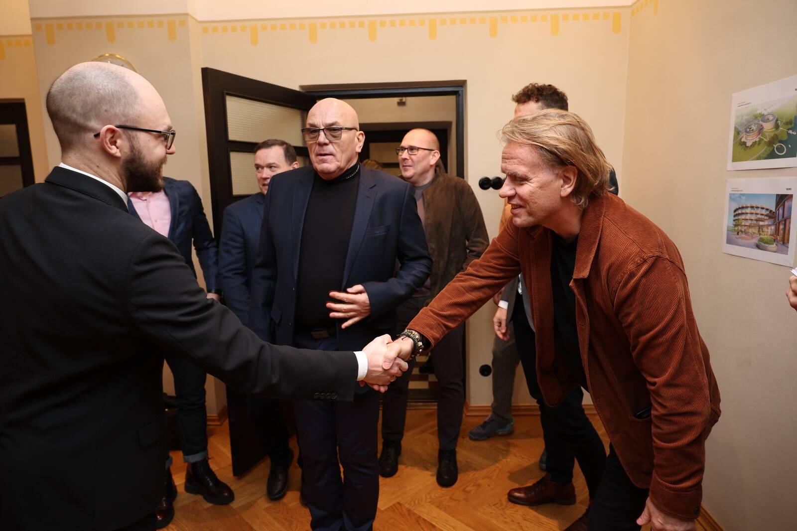 Roman Kusma (paremal) surub Viljandi linnapea Johan-Kristjan Konovalovi kätt. Oleg Gross taustal.