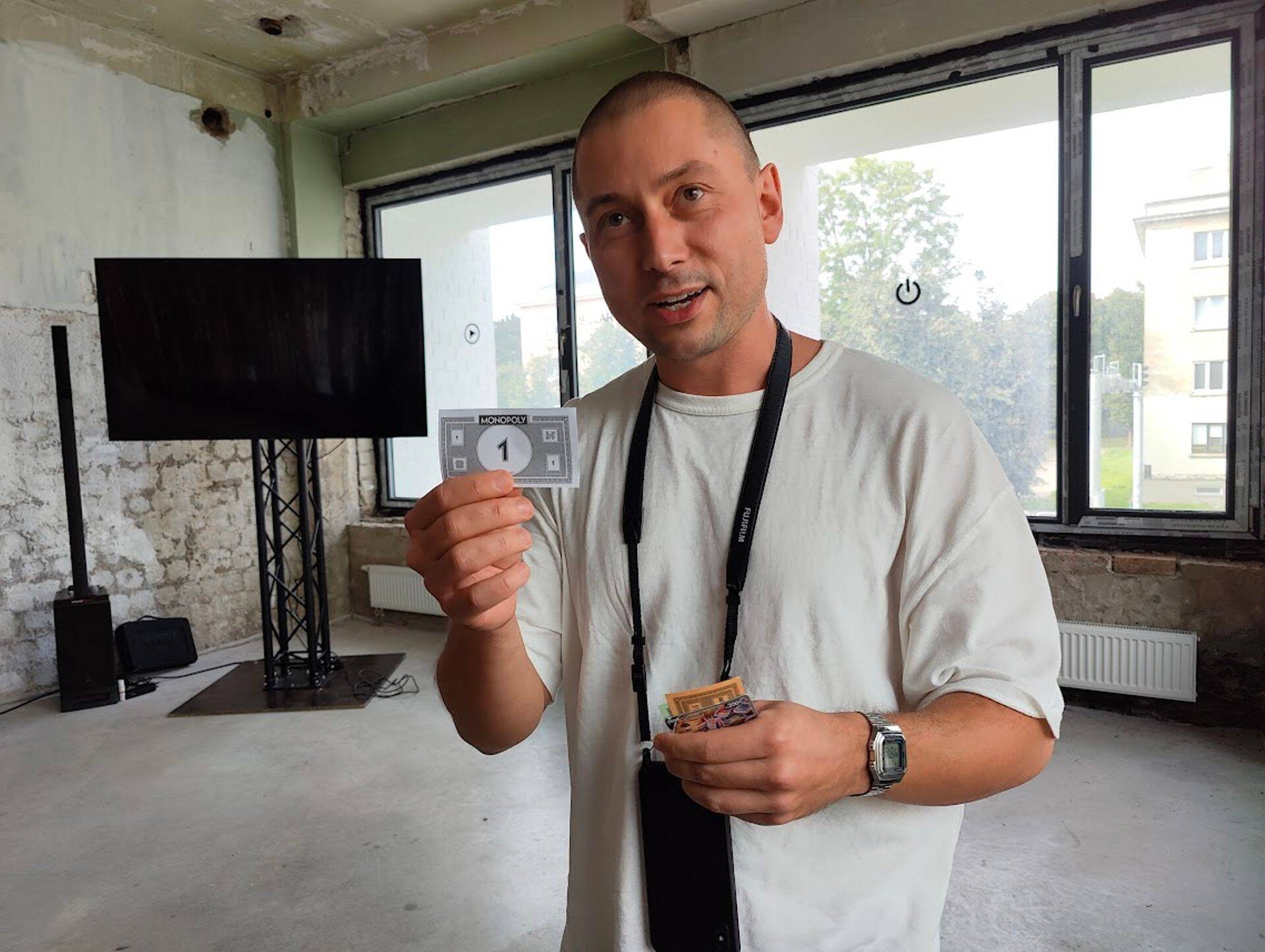 Иван Соколов объясняет свое понимание природы денег с помощью игрушечной купюры из «Монополии».