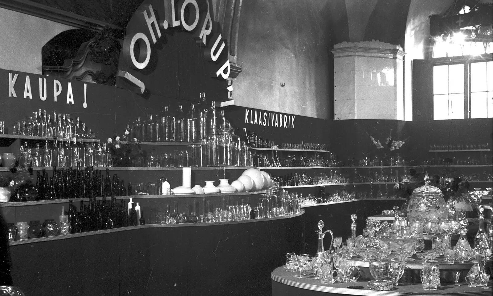 Выставка изделий завода Лорупа в здании Большой гильдии в Таллинне, 1930-е.