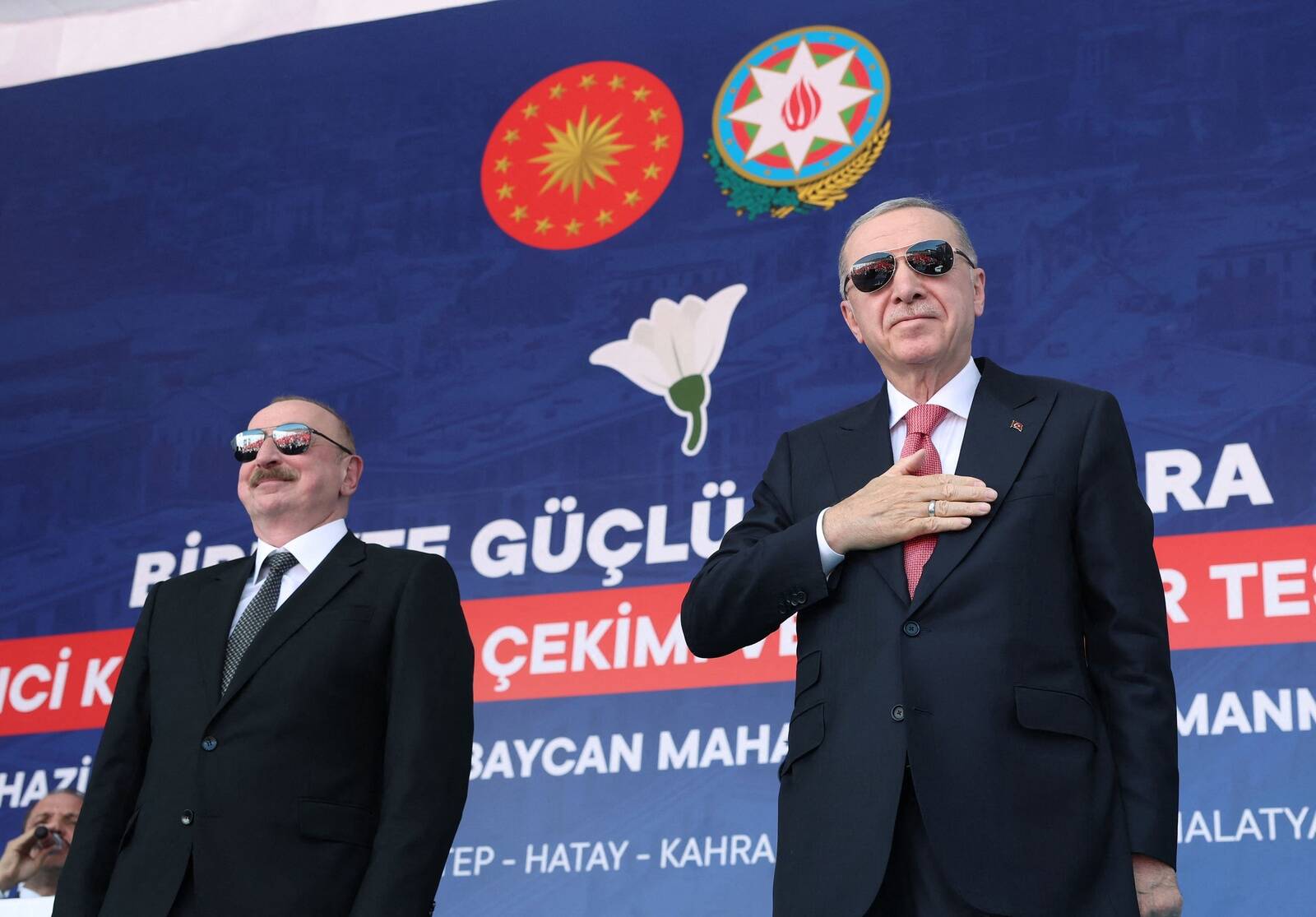 Ilham Alijev (vasakul) hoiab üha rohkem vennasrahva riigipea Recep Tayyip Erdoğani poole.