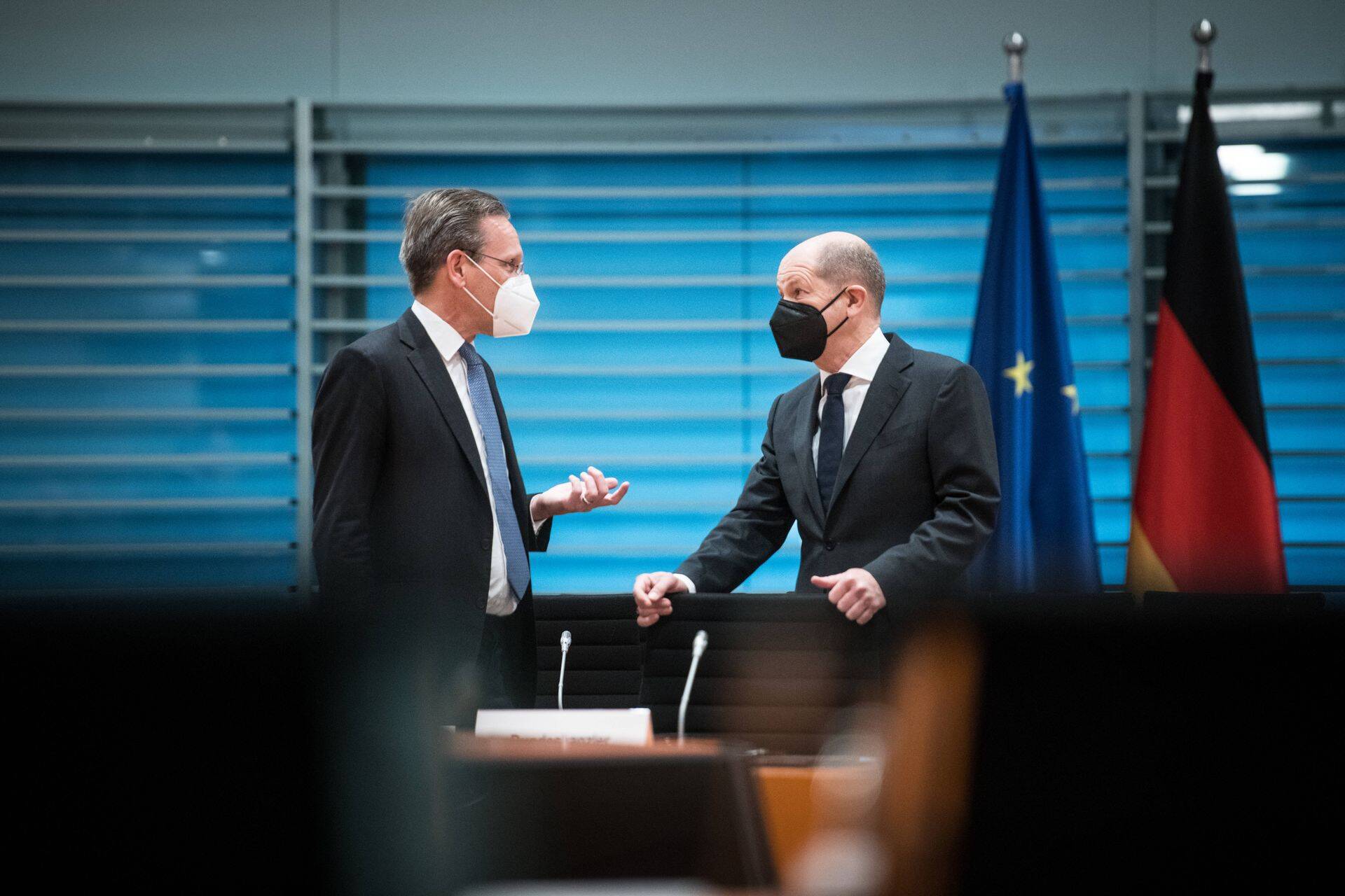 Канцлер Германии Олаф Шольц (СДПГ) и заместитель министра финансов ФРГ Йорг Кукис (слева).