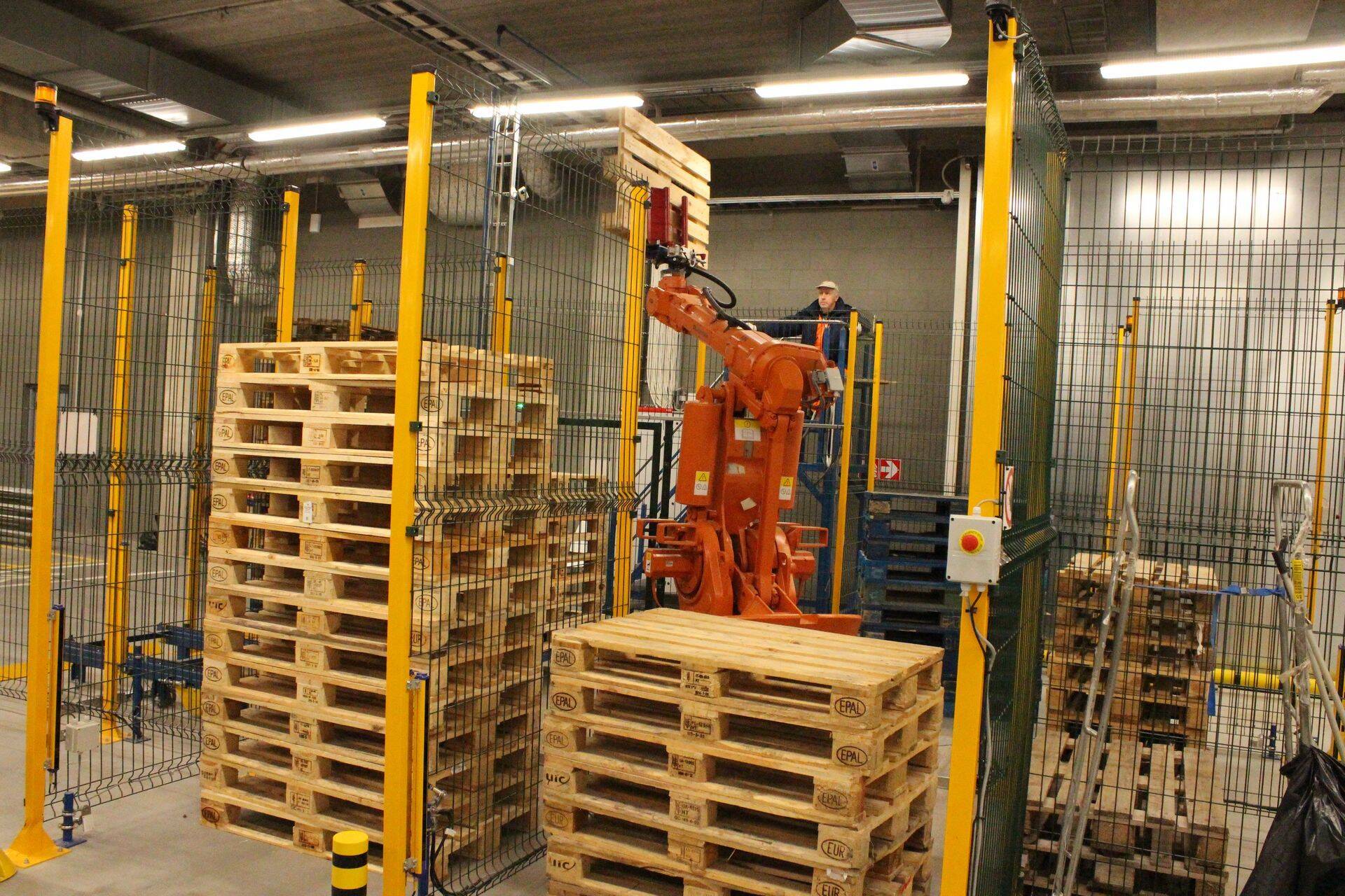 Maxima logistikakeskuses kasutatakse kaubaaluste sorteerimiseks robotit.
