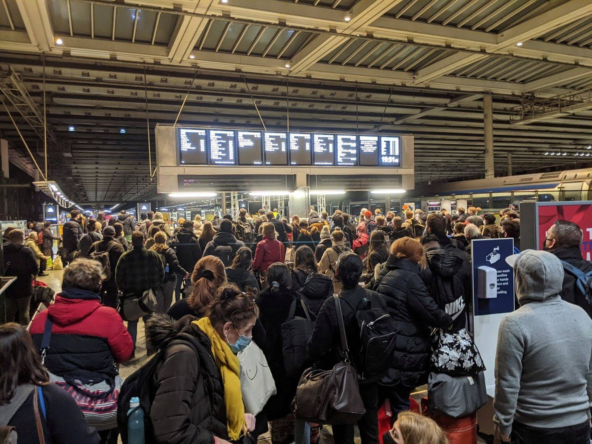 St Pancras rongijaamas Inglismaal eirasid täna reisijad koroonapiiranguid, et pääseda enne Kagu-Inglismaa lukku minekut koju.