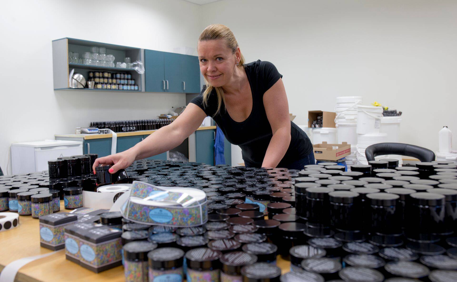 Kosmeetikatootja Turbliss juhatuse liige Margit Naptal ootab ärevalt, kas tellimus läheb Itaalia poole teele või mitte. Itaalia valitsuse otsus riik karantiini panna tekitab äreva olukorra.