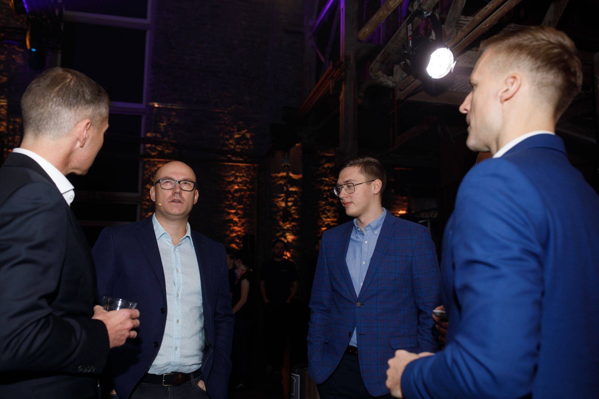 По словам главного акционера TextMagic Прийта Вайкмаа (второй слева), компания зарабатывает достаточно денежного потока и в целом находится в хорошем положении. Убыток – лишь на бумаге, а значит можно распределить акционерный капитал среди вкладчиков.