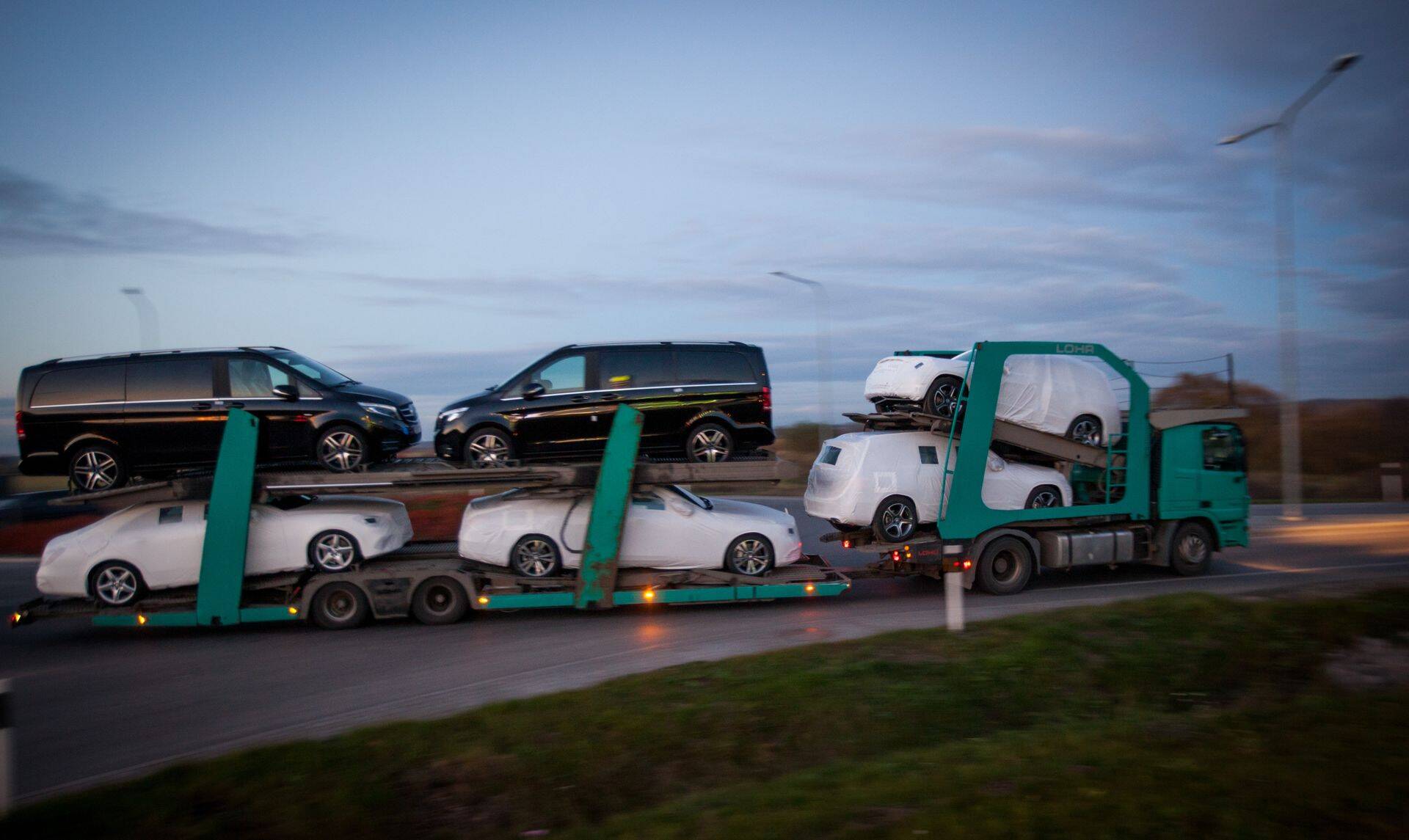 Alates teisipäevast on keelatud igasuguste autode müük Venemaale, kuid Eestist püüti nihverdada sinna sõidukeid juba enne seda nii näiliselt Kesk-Aasia riikide kaudu kui odavamate masinate pähe.