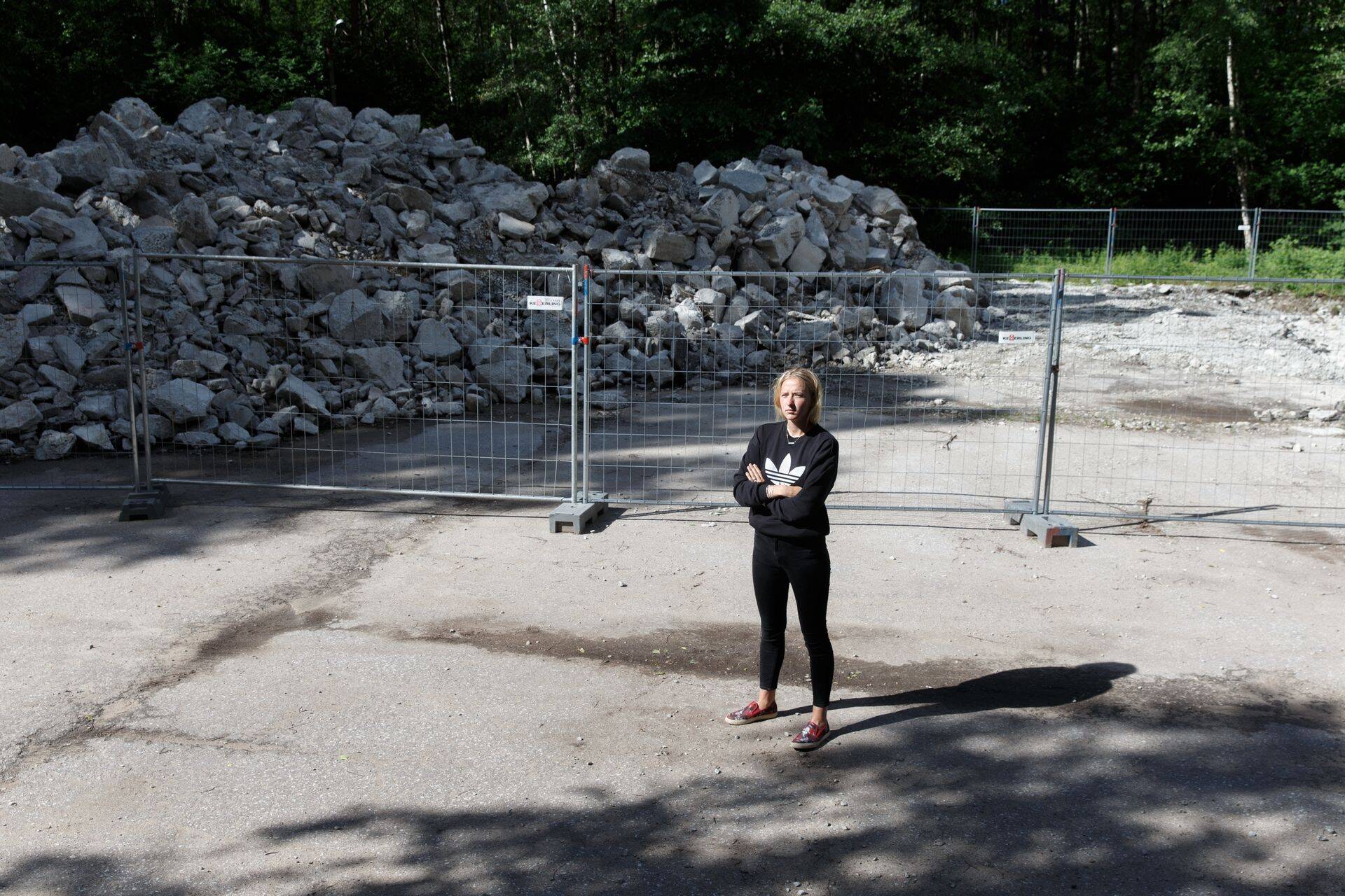 Kevadel algas Trummi 25 kinnistul ehitus pihta, kuid nüüd pole Maria Paalma ega teised ümbruskonna elanikud juba tükk aega ehitajaid näinud.