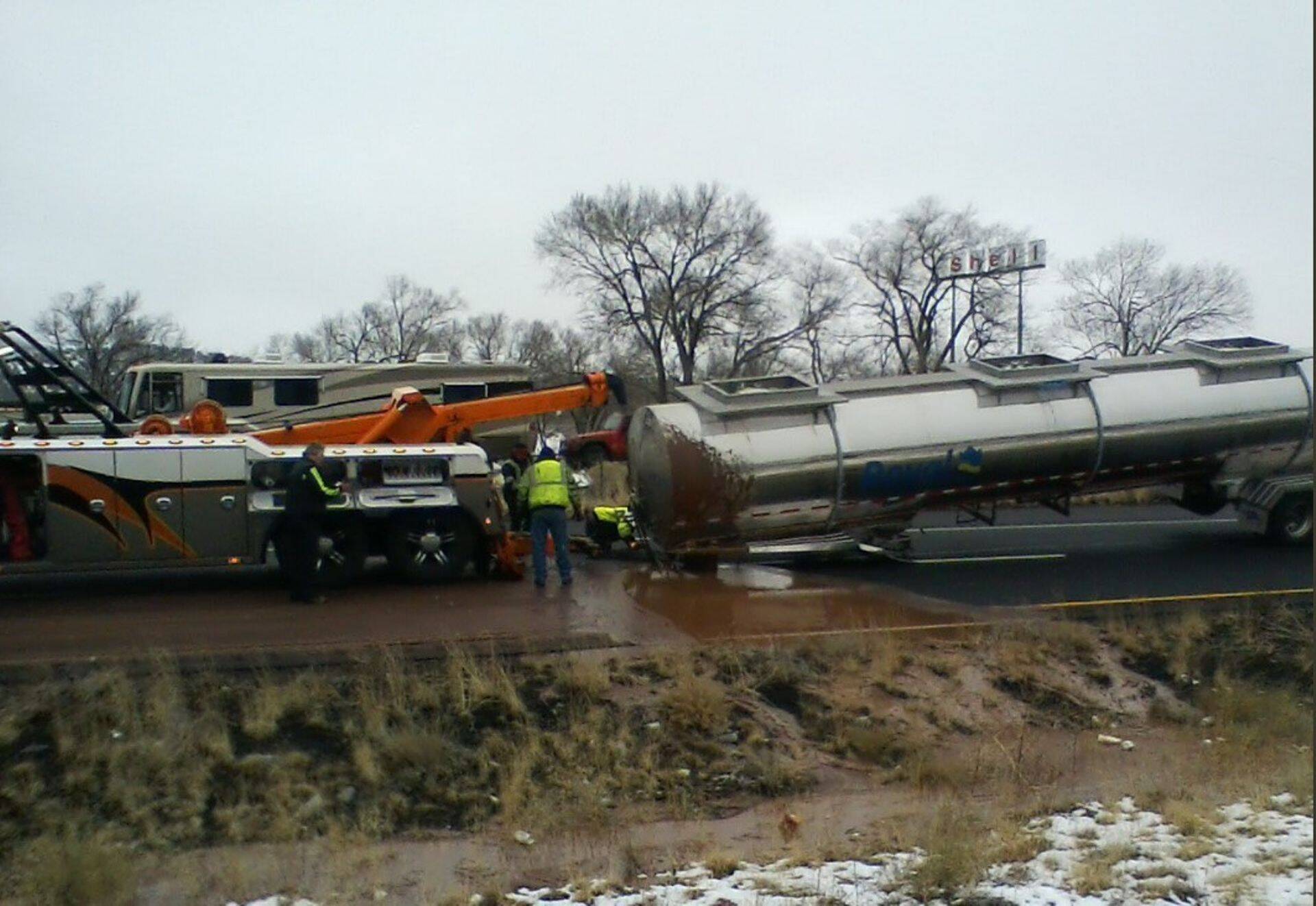 Шоколадная река заблокировала движение по трассе в Аризоне