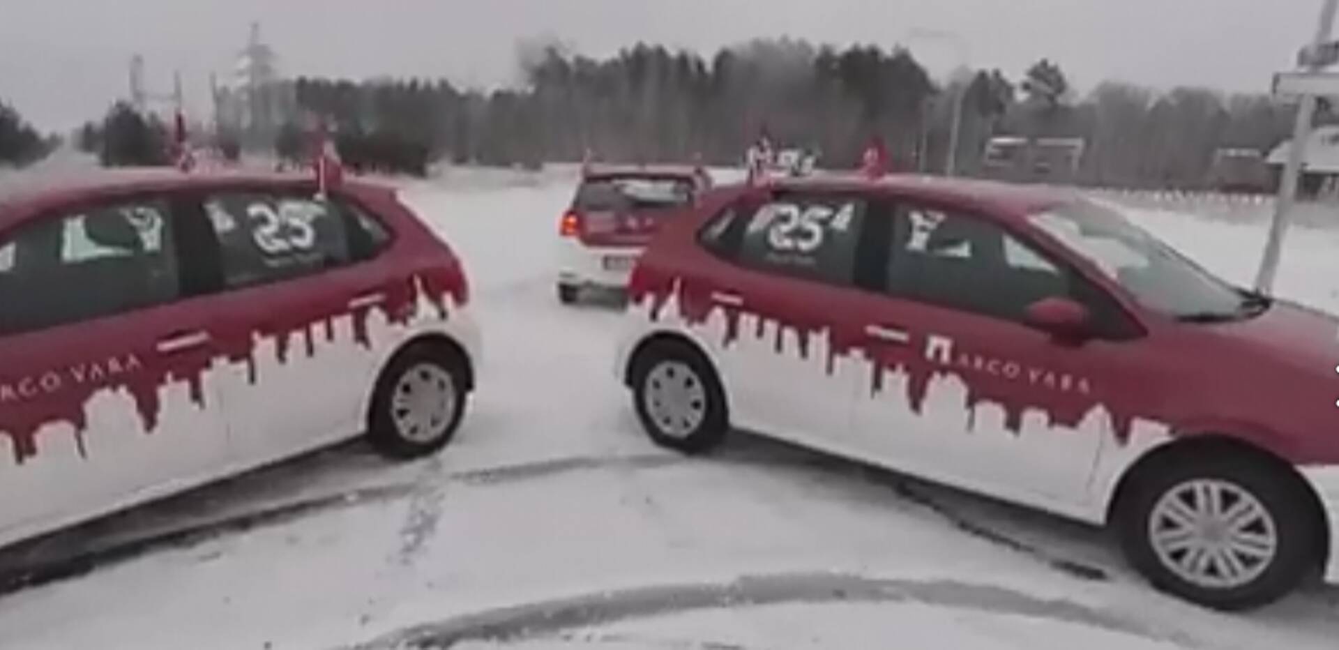 Arco Vara soetas 25. sünniäeva puhul maakleritele ja hindajatele kolm ametiautot, mis kleebiti üle firmavärvides.