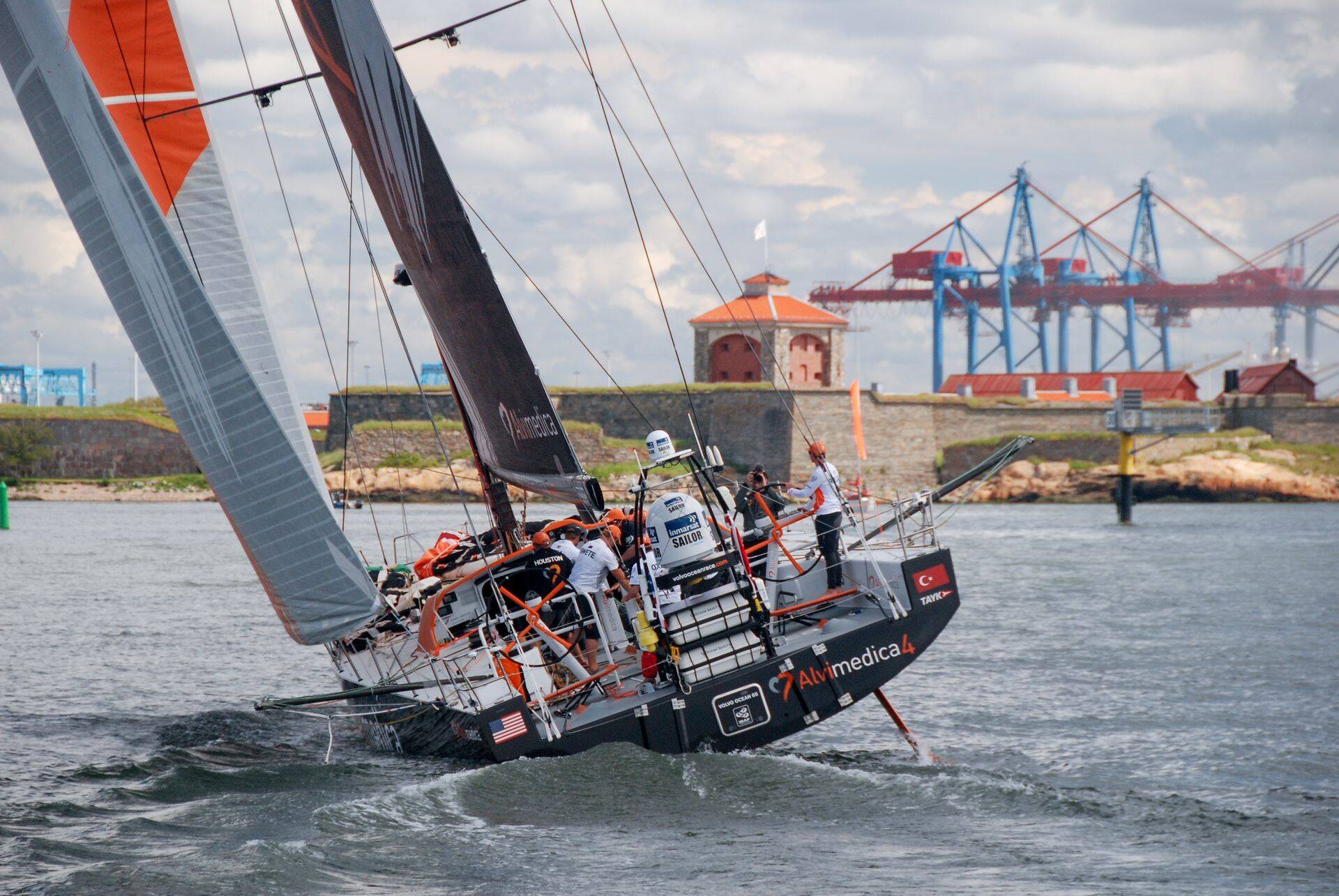 Võistlusel lõi kaasa kuus alust. Kui publikut köidab ekstreemne pingutus, siis sponsoritele on see üheksa kuud kestev reklaamikampaania. Fotol viimase etapi, Lorient-Göteborg, võitnud Alvimedica. Ühe meeskonna eelarve võib ulatuda paarikümne miljoni euroni.