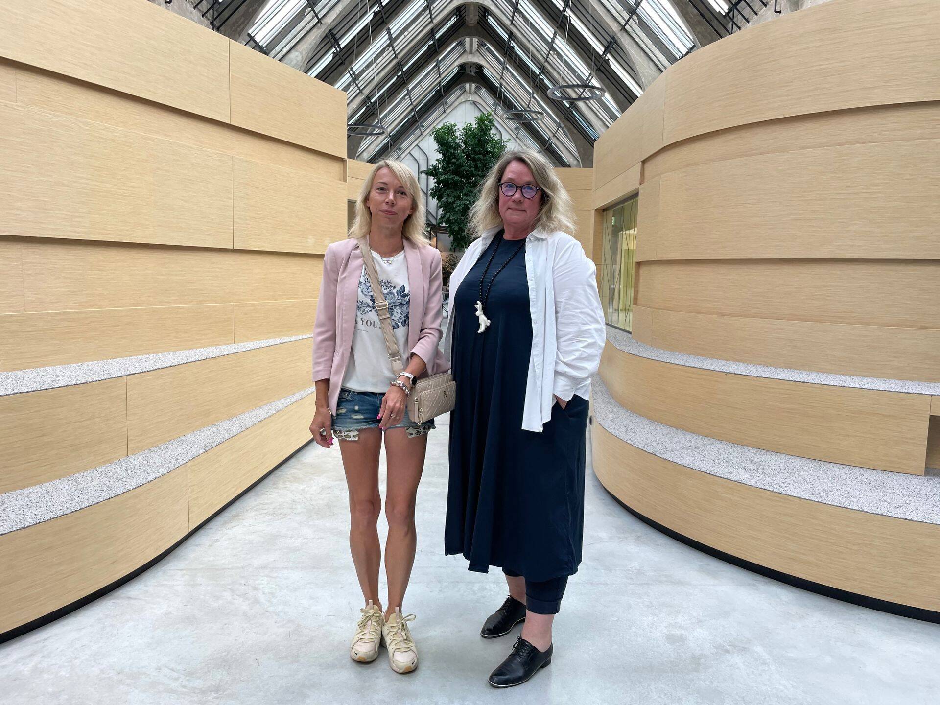 Vasakul Pidula Wakeparki tegevjuht ja omanik Janet Väärtnõu ning paremal Visit Saaremaa arendusspetsialist Sigrid Valter, kes rääkisid saates "Turismitund" keskkonnahoidlikust turismist Saaremaal.