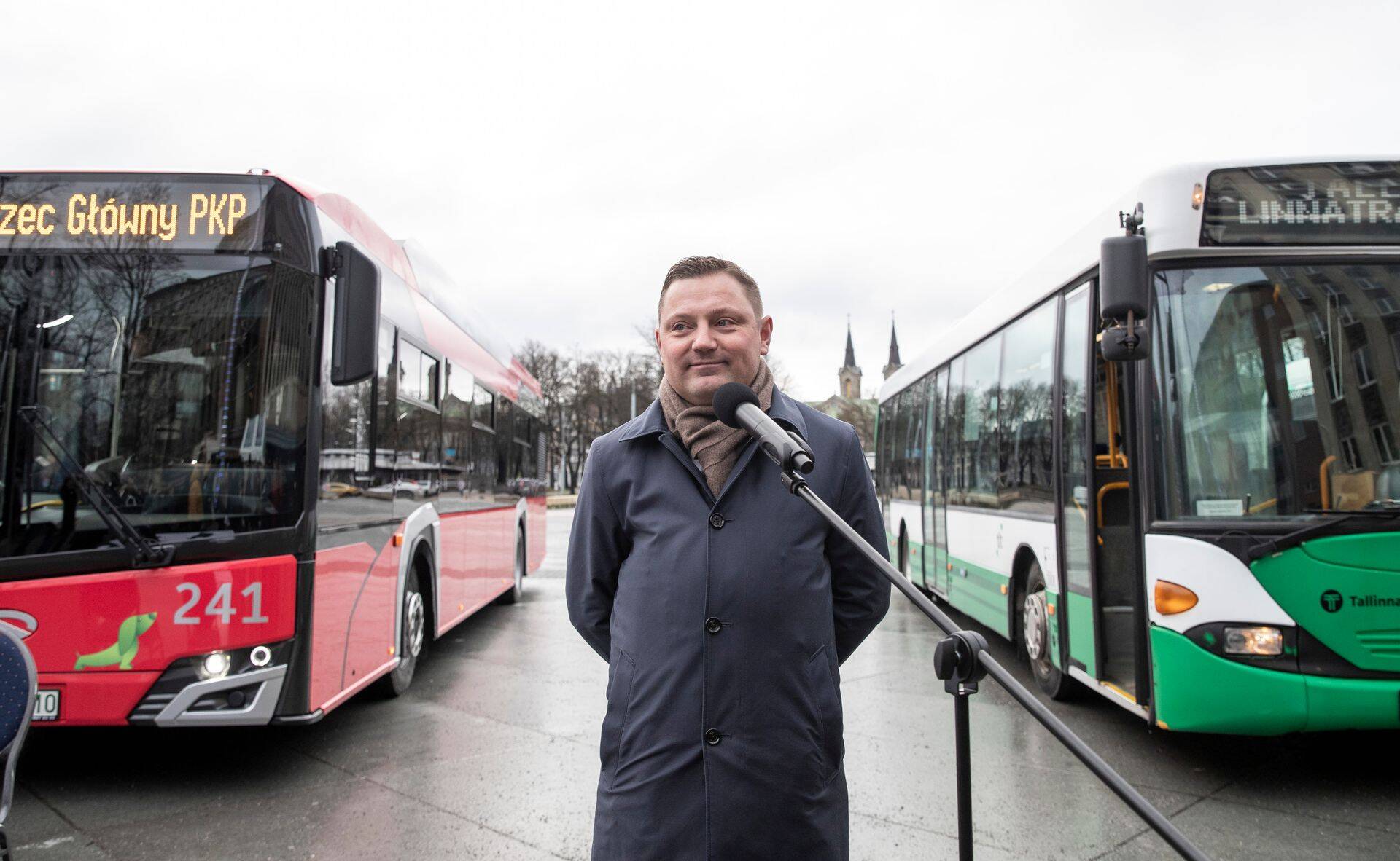 : TLT gaasibusside hankelepingu sõlmimine Vabaduse väljakul, Tallinna Linnatranspordi AS, bussid, gaasibussid : EESTI : 10DEC19Tallinna Linnatranspordi AS-i läbi ajaloo suurima bussihanke lepingu allkirjastamine Vabaduse väljakul. Lepingu 100 + 100 uue keskkonnasõbraliku gaasikütustel sõitva linnaliinibussi hankimiseks allkirjastasid Tallinna Linnatranspordi AS-i juhatuse esimees Deniss Boroditš ja bussitootja Solaris Bus & Coach juhatuse esimees Javier Calleja. lt/: Foto: Liis Treimann