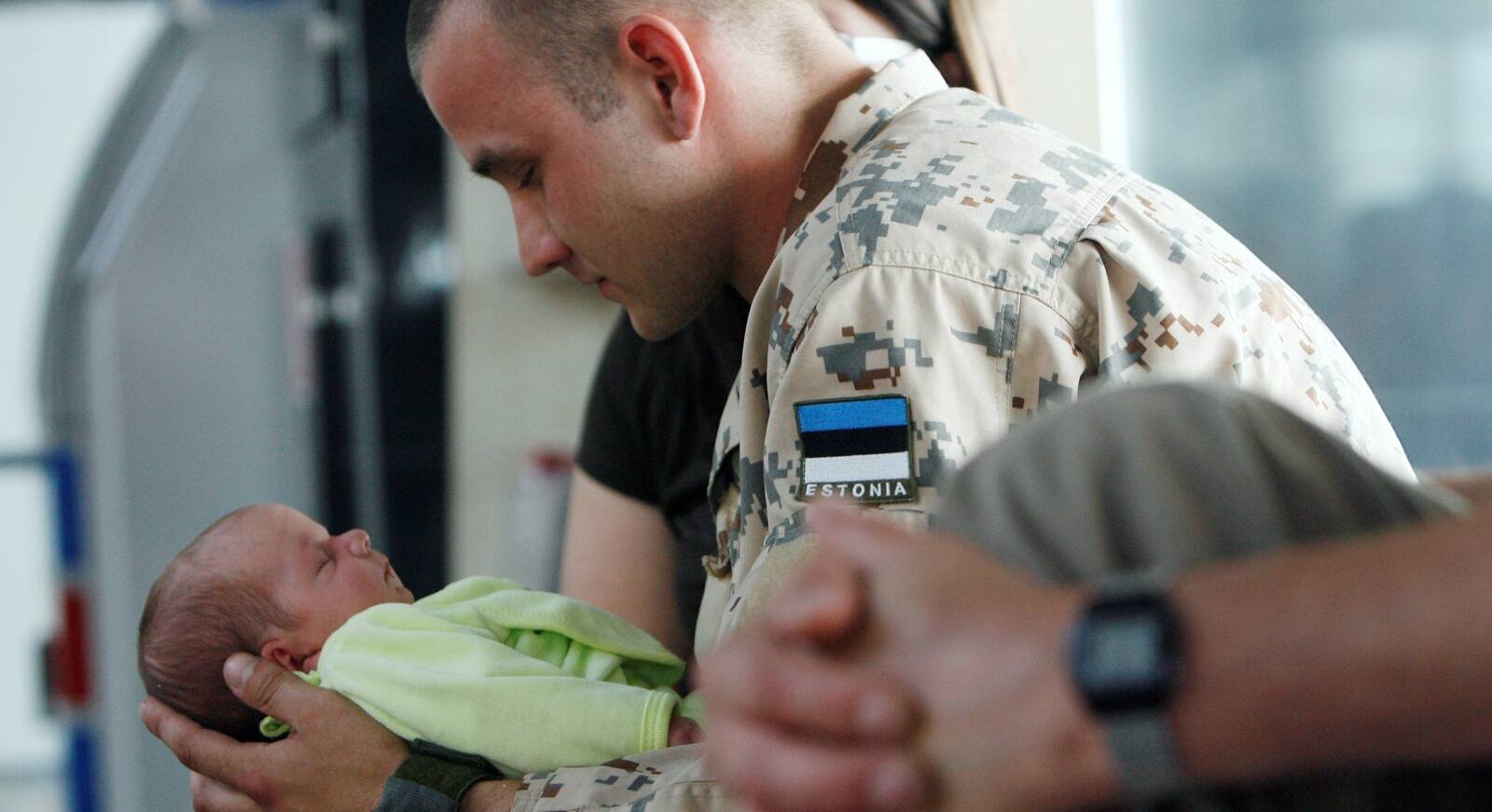Eesti sõdur oma lapsega.