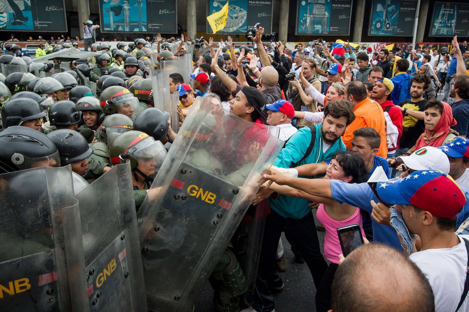 Opositsioon korraldas Venezuelas protestimarsi referendumi toetuseks, et otsustada praeguse presidendi Nicolas Maduro ametis jätkamine. Võimud andsid korralduse kasutada protestijate vastu pisargaasi.