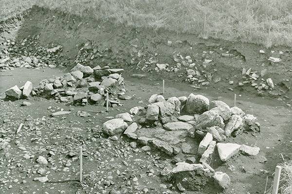Vaade ahjuvaredele Pöide maalinna 1992. aastal tehtud kaevandi lõunaotsas. © Rein Kärner / Saaremaa muuseum
