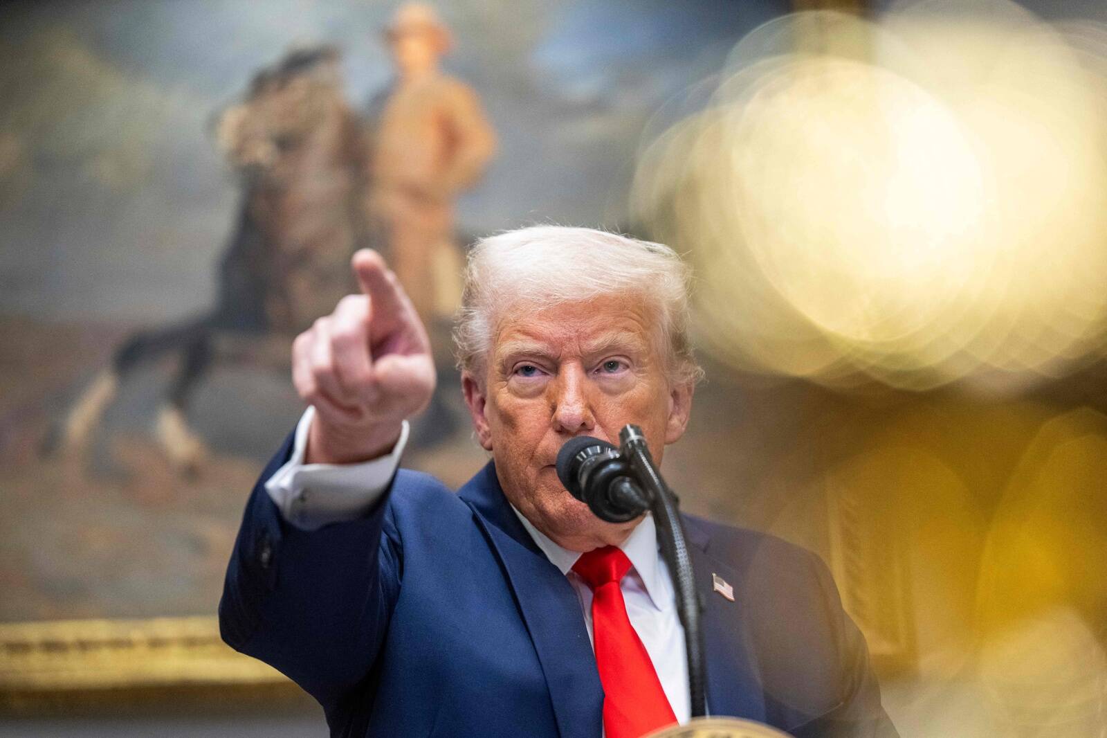 Дональд Трамп подписал указ о масштабных сокращениях в семи независимых федеральных агентствах при правительстве США.