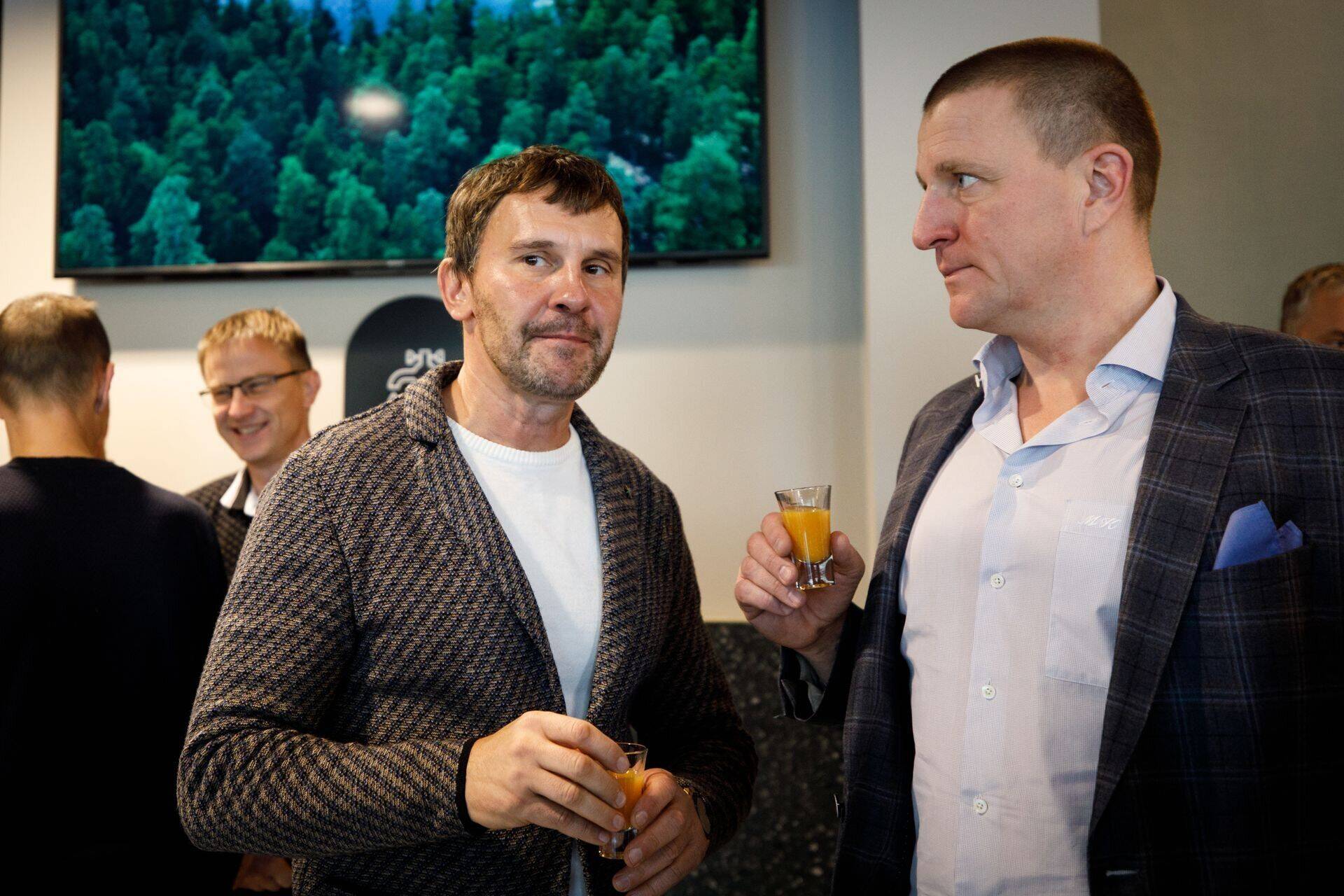 Spaaettevõtja Kalle Kuusik (vasakul) ja VKG suuromanik Margus Kangro Õismäe spordi- ja spaakeskuse avamisel.