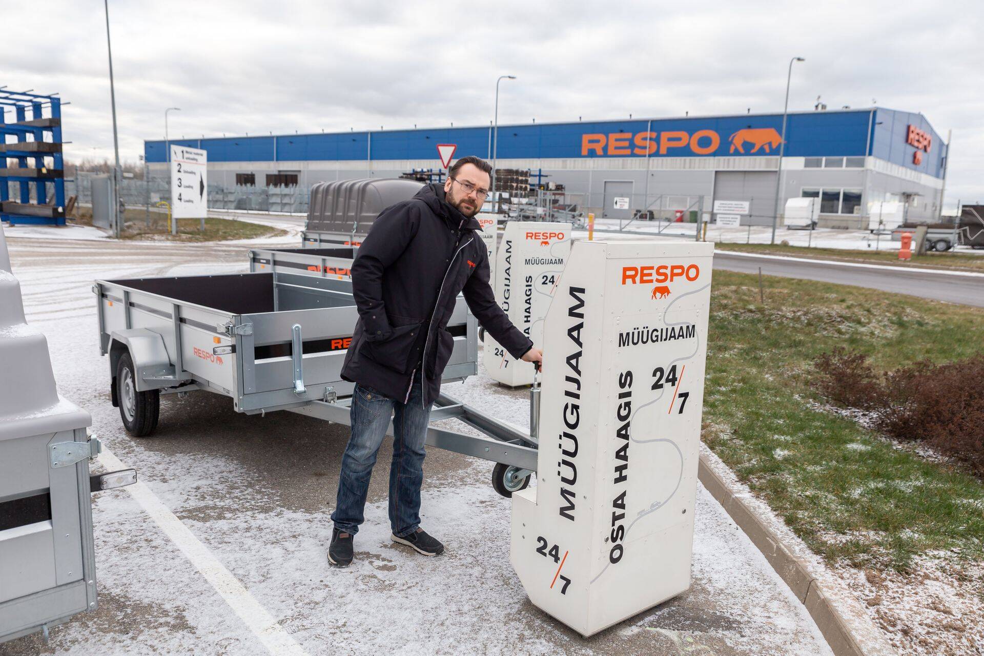 Haagisetootja Respo IT-arenduste juht Kaarel Matsin uue 24/7 automaatse müügipunkti ees.