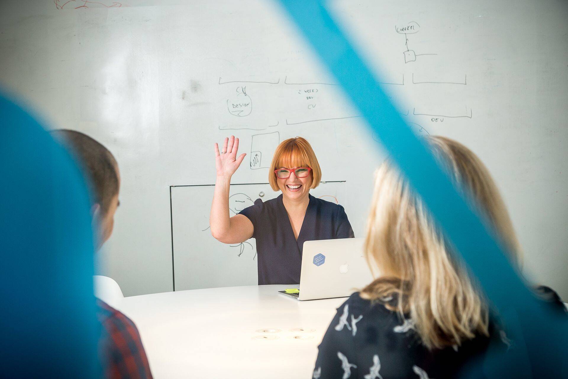 Karoli Hindriks alustas ettevõtluses 1999. aastal. Pehmete helkurite tootmine tegi ta kiiresti tuntuks.