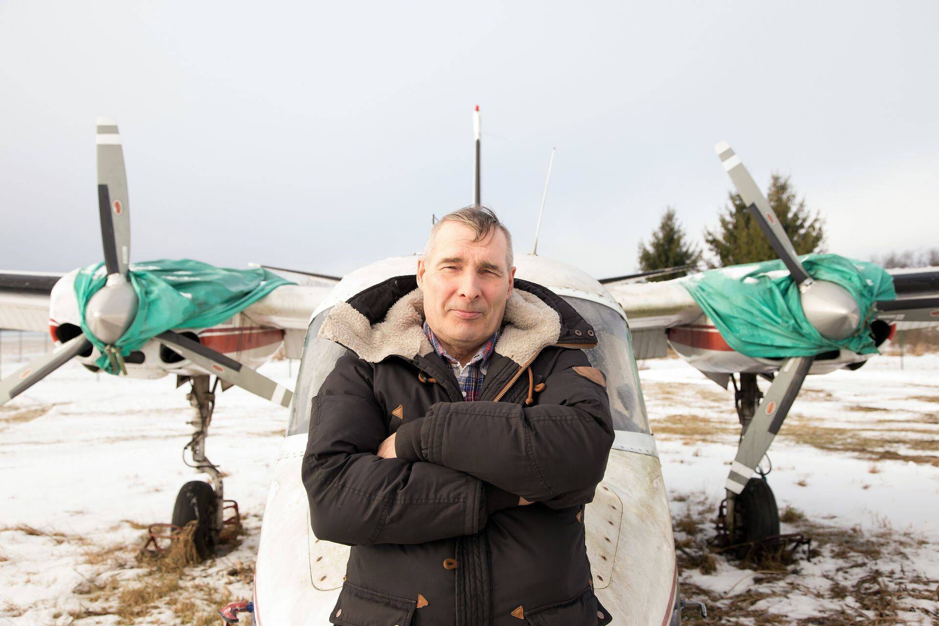 Olli Niemitalo Aero Commander ootab Tartu lennujaamas remontimist ja liinile saamist.