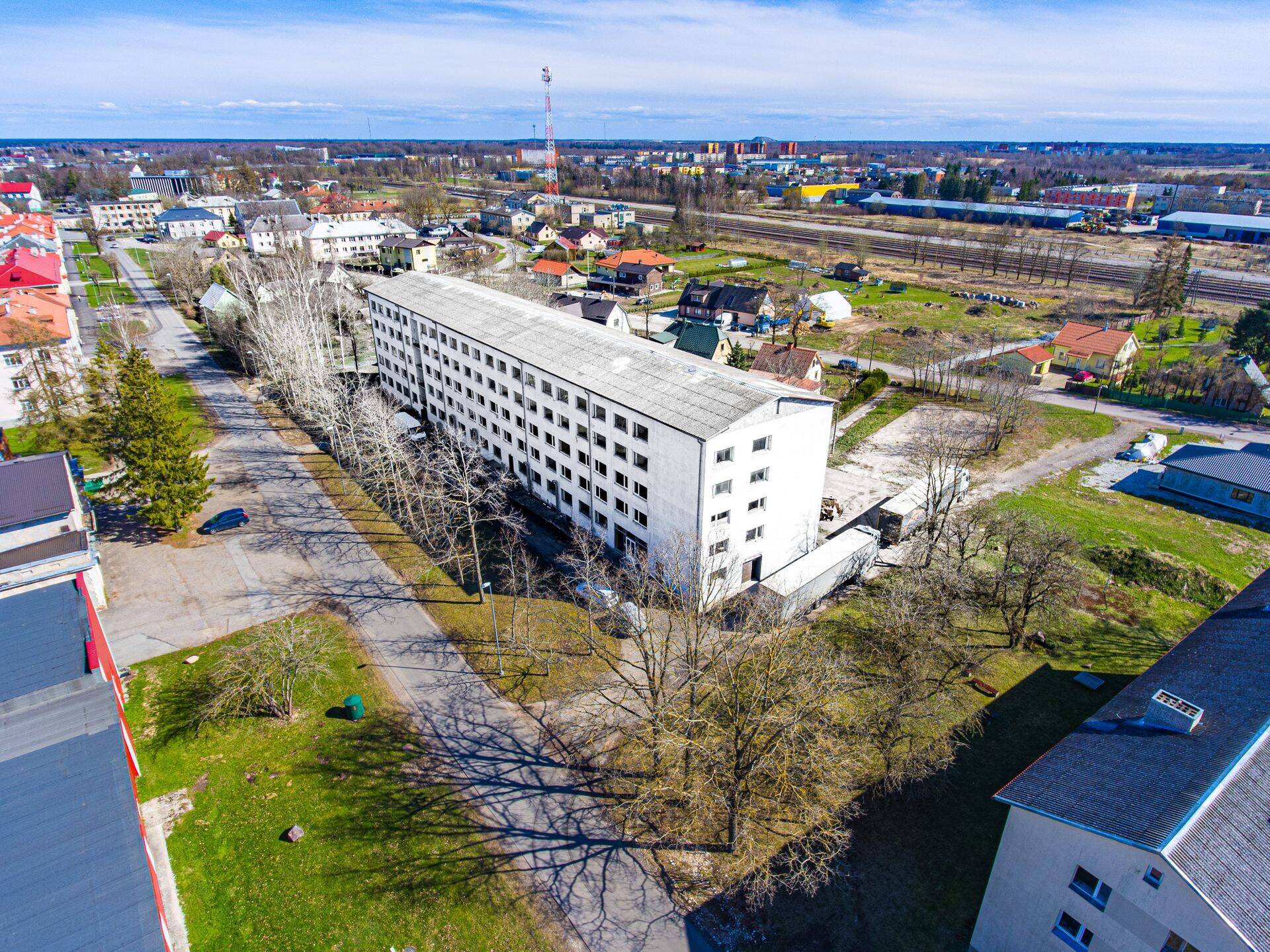 Piirkonnas, kus asuvad kaubanduskeskused ja gümnaasium, on ka kinnisvara väärtuslikum. Nii ostis Jelisei Lokotar Jõhvis ühiselamu stiilis maja ja ehitas selle ringi üürimajaks.