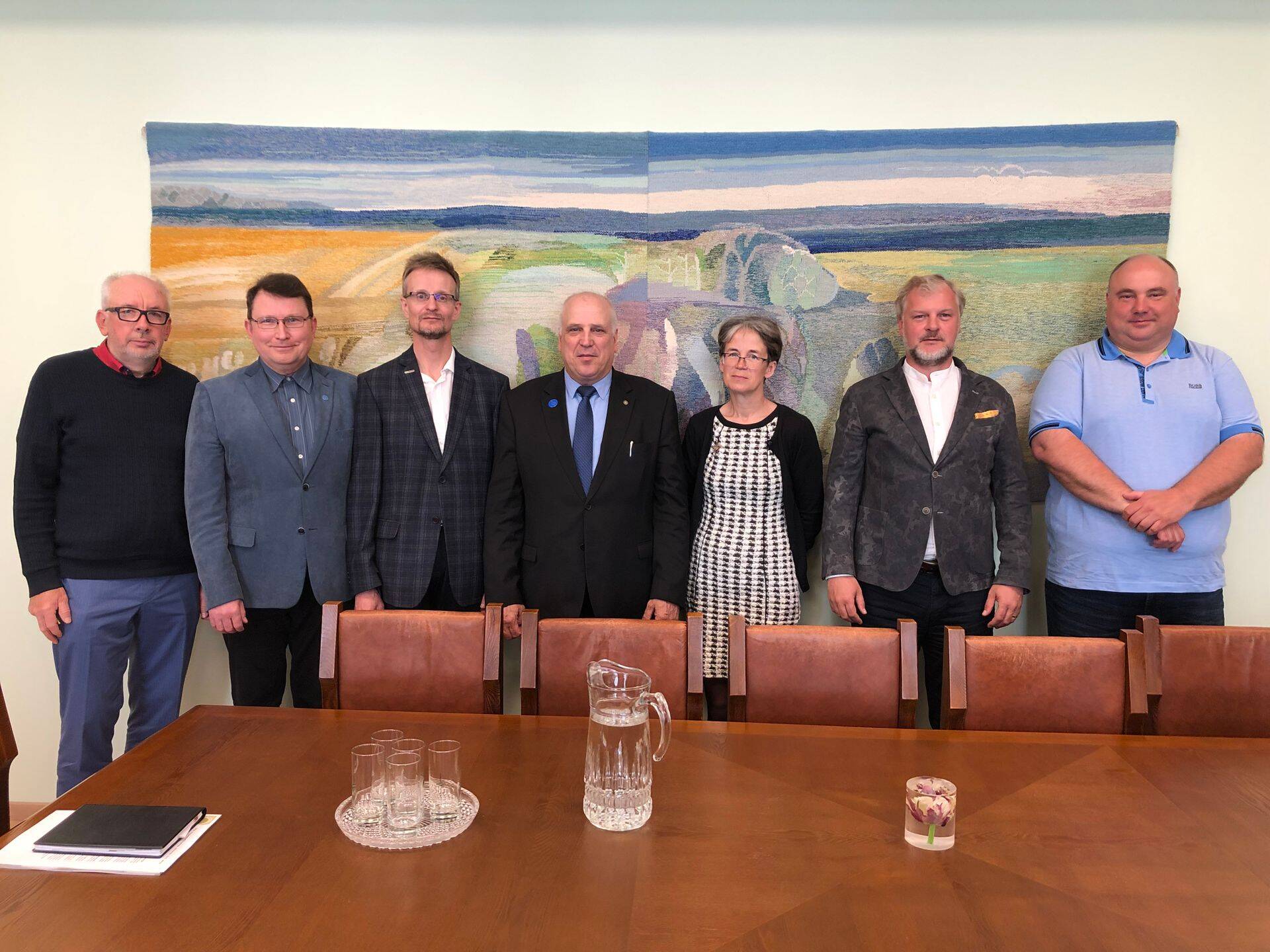 Kohtumisel osalesid (vasakult) : Maido Pajo, Vahur Tõnissoo, Olav Kreen, Mart Järvik, Ülle Läll, Sivar irval, Valdis Noppel