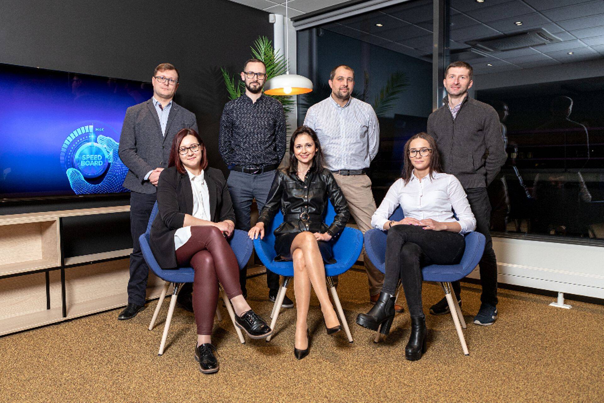 Maxima Eesti esimesse varijuhatuse meeskonda kuuluvad (esimeses reas vasakult) personalipartner Tatjana Peršina, ärianalüüsi üksuse juht Natalja Stroganova, Sindi kaupluse juhataja Sabina Streltsova, (teises reas vasakult) kategooriajuht Maksim Parkhomenko, logistikaprotsesside juht Anton Norbak-Nurmbah, kaubandusvõrkude vanemkoordinaator Aleksander Runin ja Viimsi kaupluse juhataja asetäitja Aliksandr Paluyan.