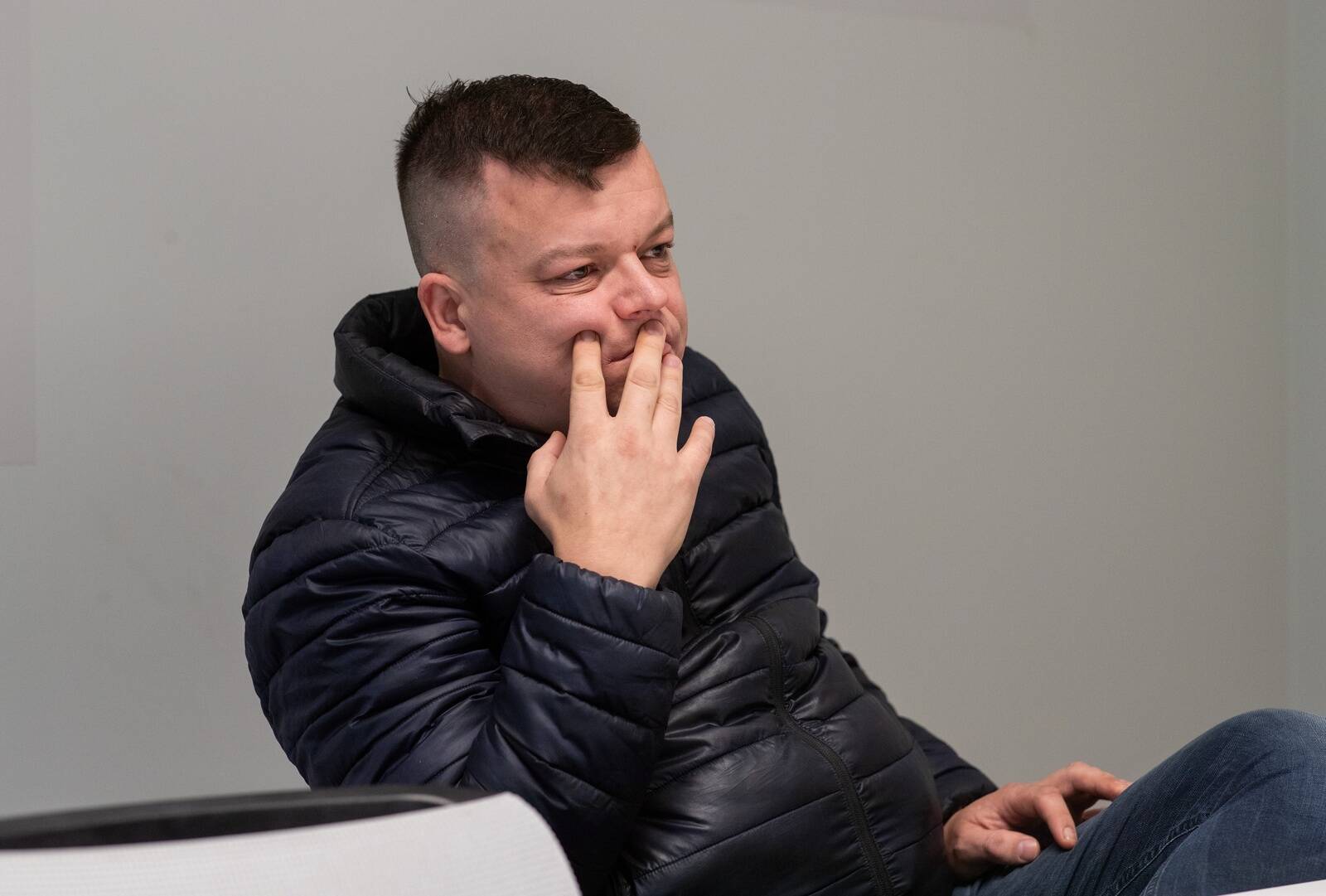 Лаури Хансберг недавно получил запрет на ведение бизнеса. Ведущий бизнес с бросовыми фирмами Хансберг не скрывает, что его моральный компас сломан, когда речь заходит о неуплаченных налогах. «Учитывая, сколько миллионов эстонское государство само выбросило впустую, у меня  нет угрызений совести», — говорил он ранее.