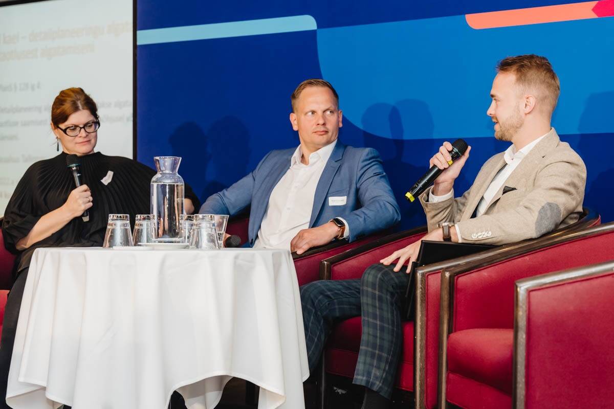Eesti Kinnisvarafirmade Liidu kevadkonverentsi aruteluringis osalesid vasakult Angela Kase, Martin Karro ja Miko Niinemäe.