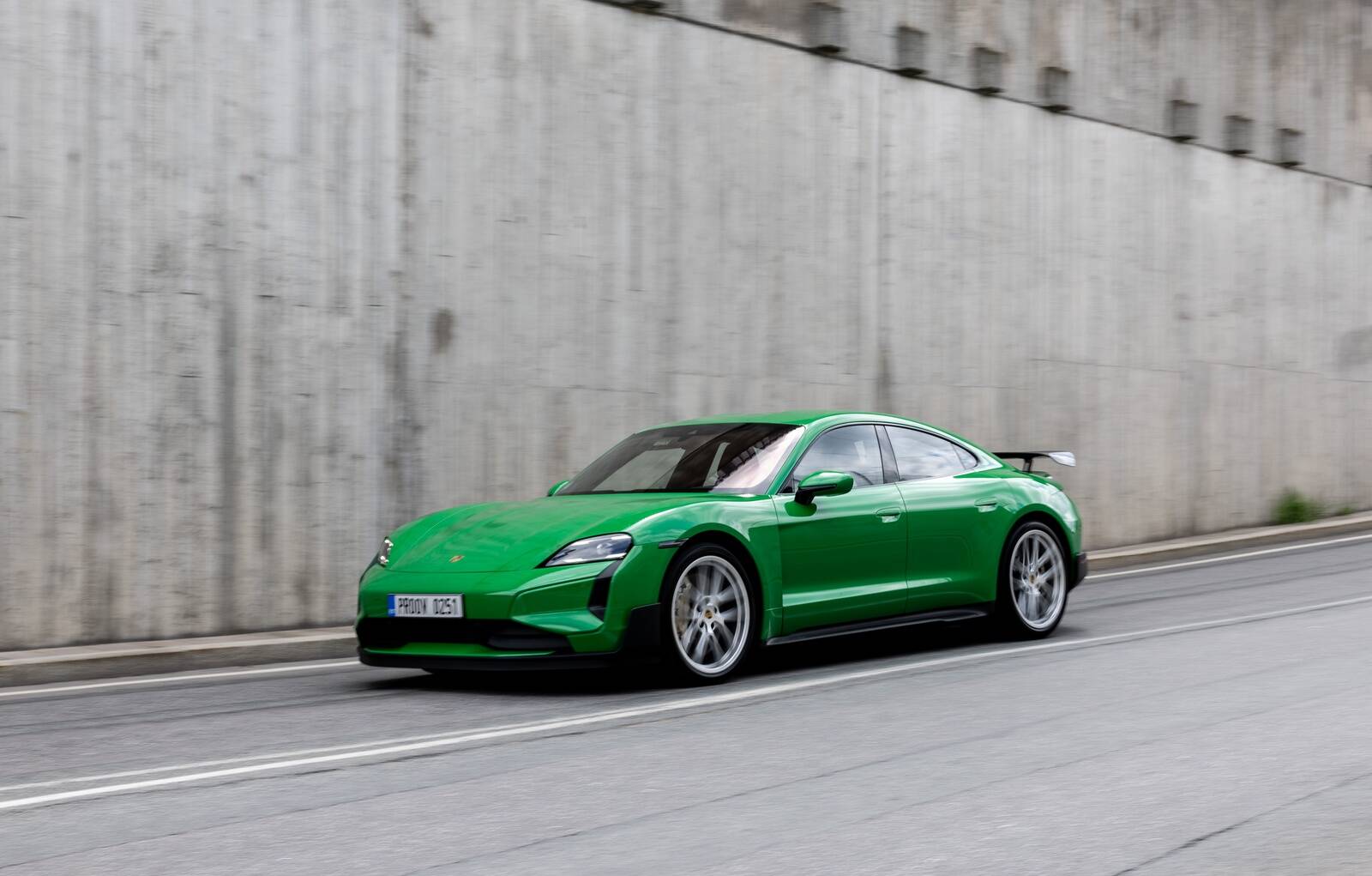 Porsche Taycan Turbo GT Weissach kiirendab 0–100 km/h 2,2 sekundiga. 0–200ni tuleb 6,4 sekundiga.