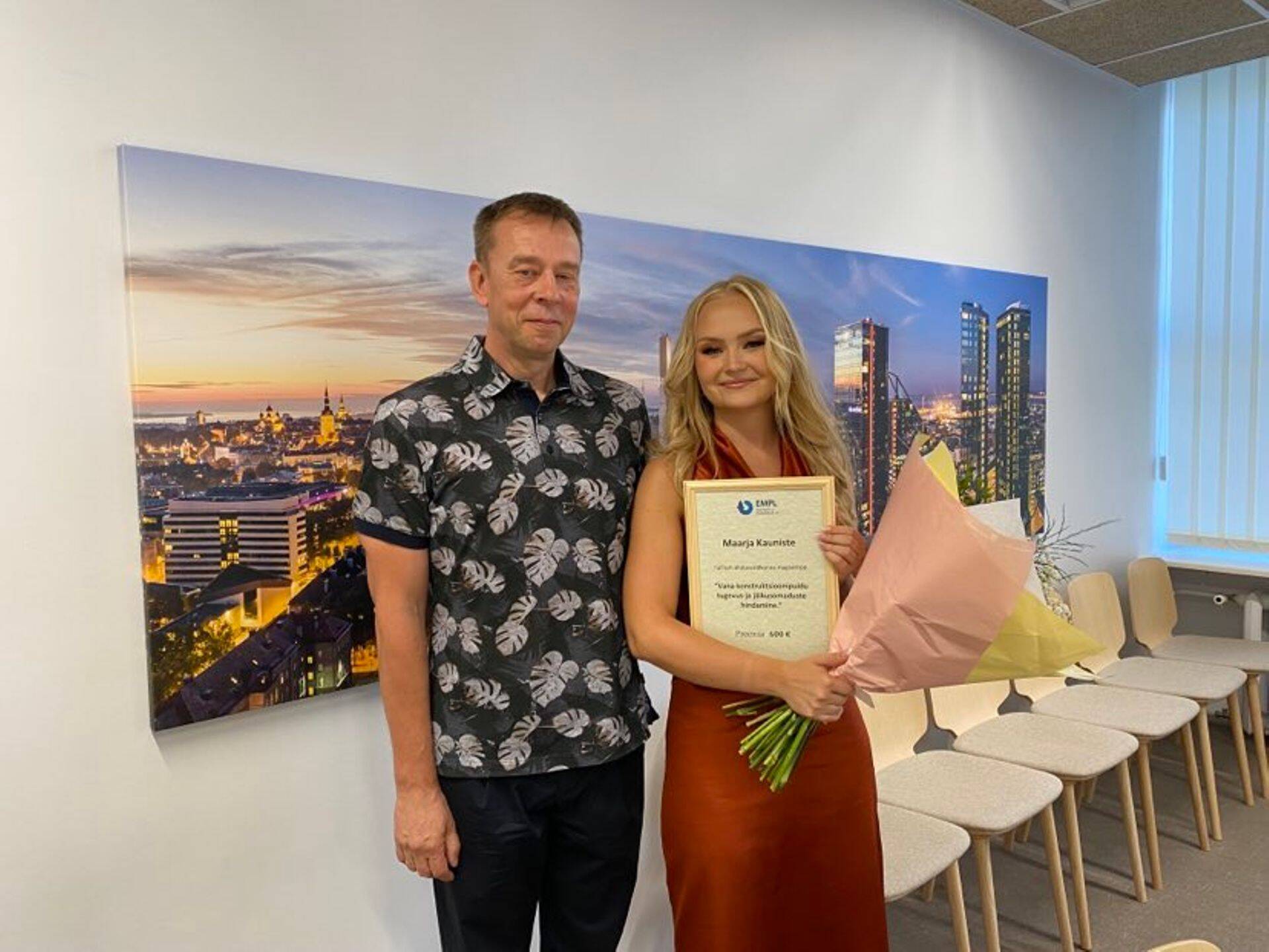 TTÜ ehituspreemia laureaat Maarja Kauniste hindas oma magistritöös vana konstruktsioonpuidu tugevus- ja jäikusomadusi. Laureaat on pildil koos juhendaja TTÜ kaasprofessori Alar Justiga (Foto: Kristi Sobak).