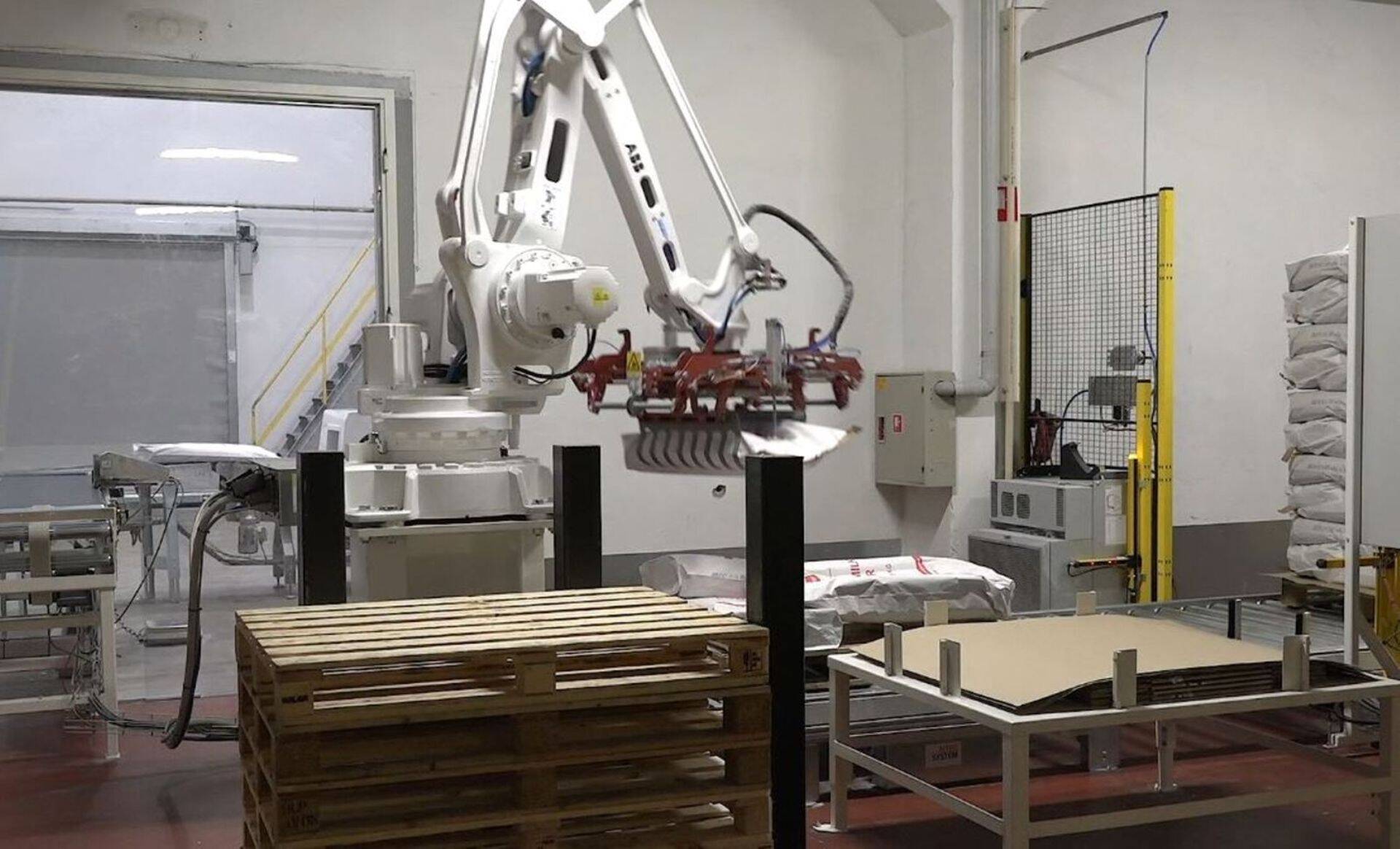 Tere ja Farmi piimatööstus ostis Põlva tootmisse 700 000 eurot maksnud pulbripakkemasina ja -roboti. Robot teeb Põlvas ära töö, milleks varem oli vaja kolme inimest – paneb lõssipulbri suurtesse 25-kilostesse kottidesse, sulgeb kotid ja raputab neis oleva pulbri ühtlaseks.
