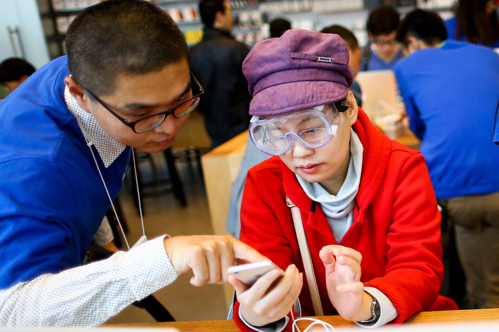 Hiina naine Apple'i poes iPhone 6 tutvust tegemas