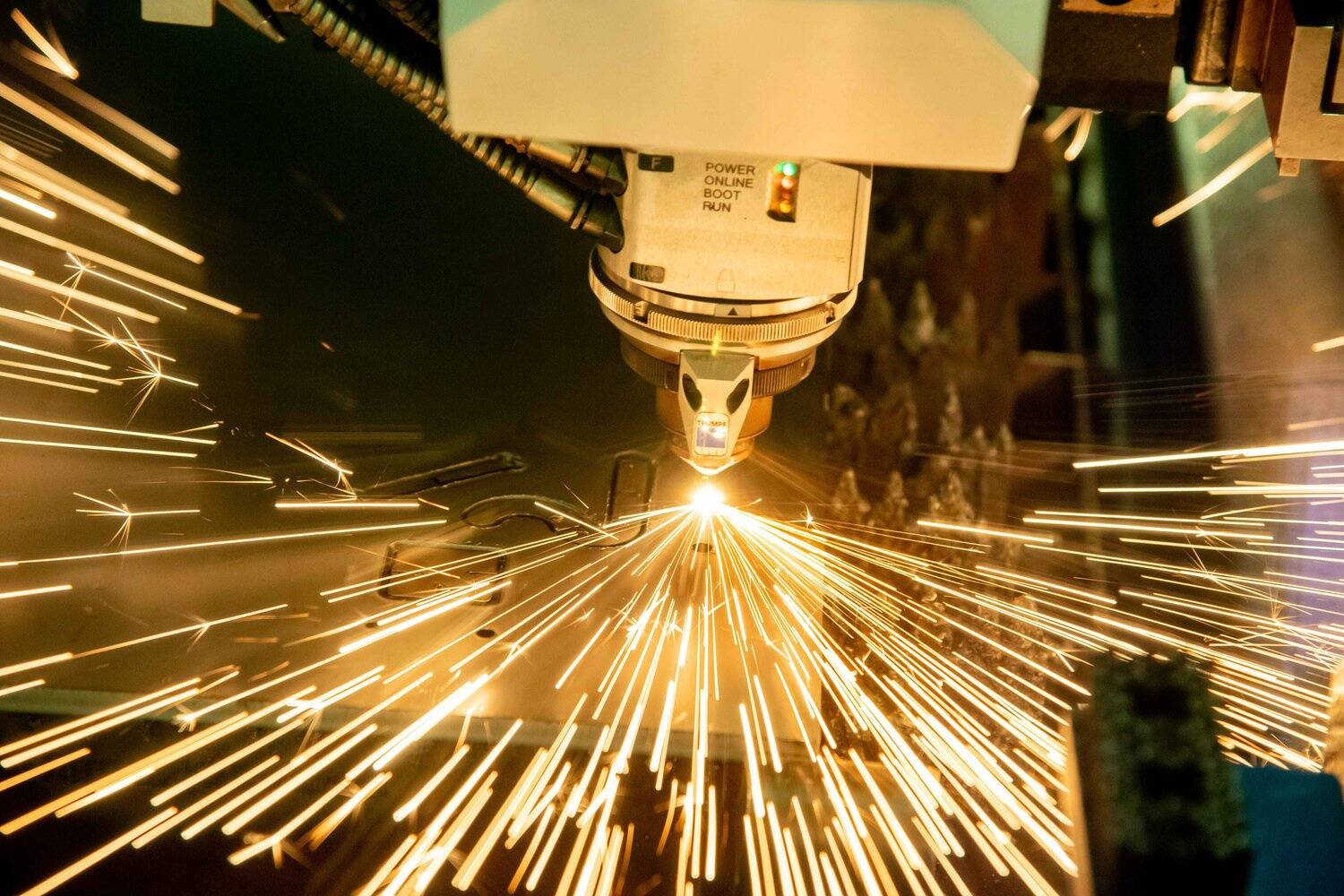 Trumpfi FiberLaser seadme laserkiire tööhetk. Foto on illustratiivne.