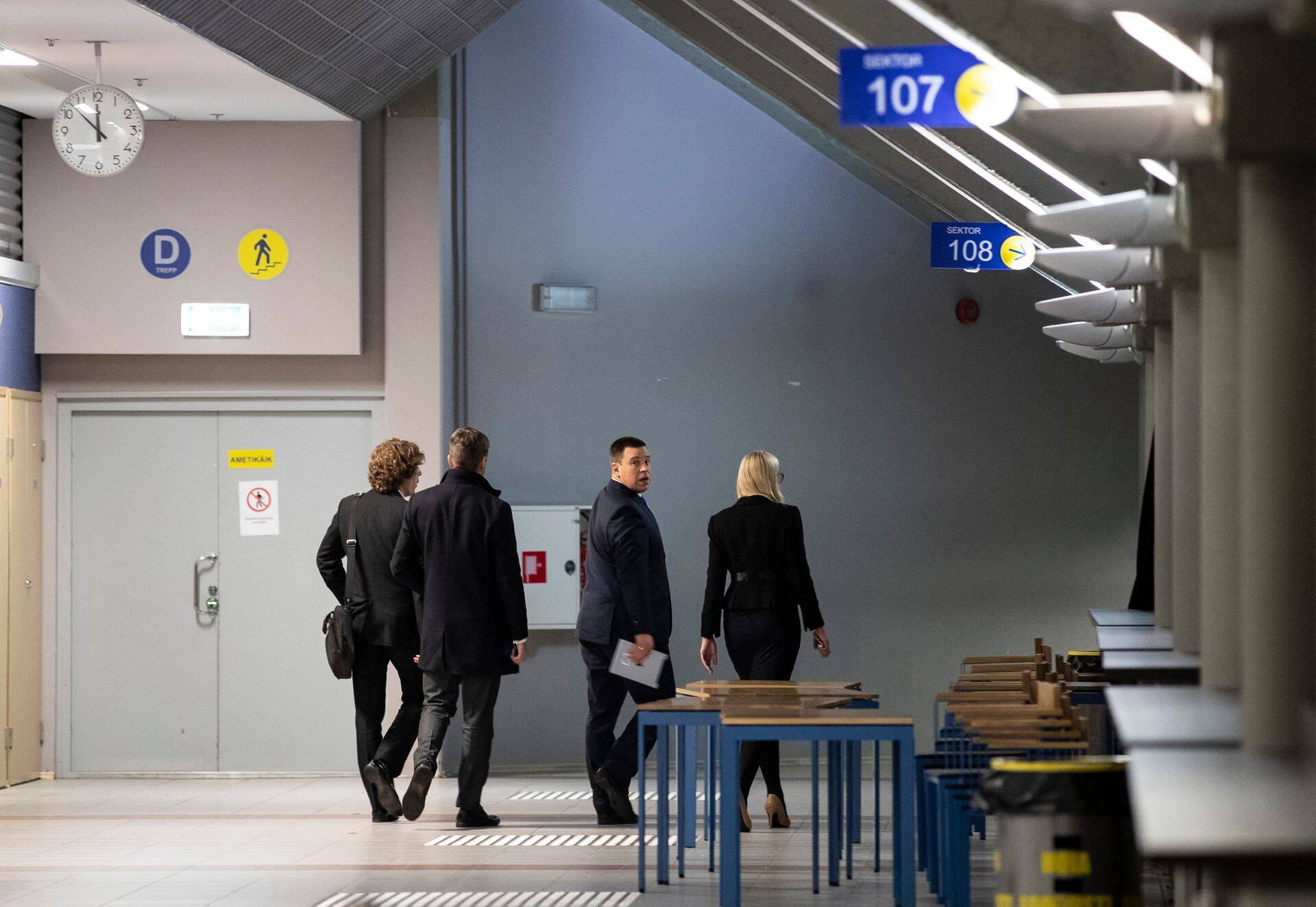 Lahkumine areenilt. Kesköö paiku sai selgeks, et valimised võitis ülekaalukalt Reformierakond. Tanel Kiik, Jüri Ratas ja Kadri Simson kõndisid peol nukrameelselt vaiksesse kohta olukorda arutama.