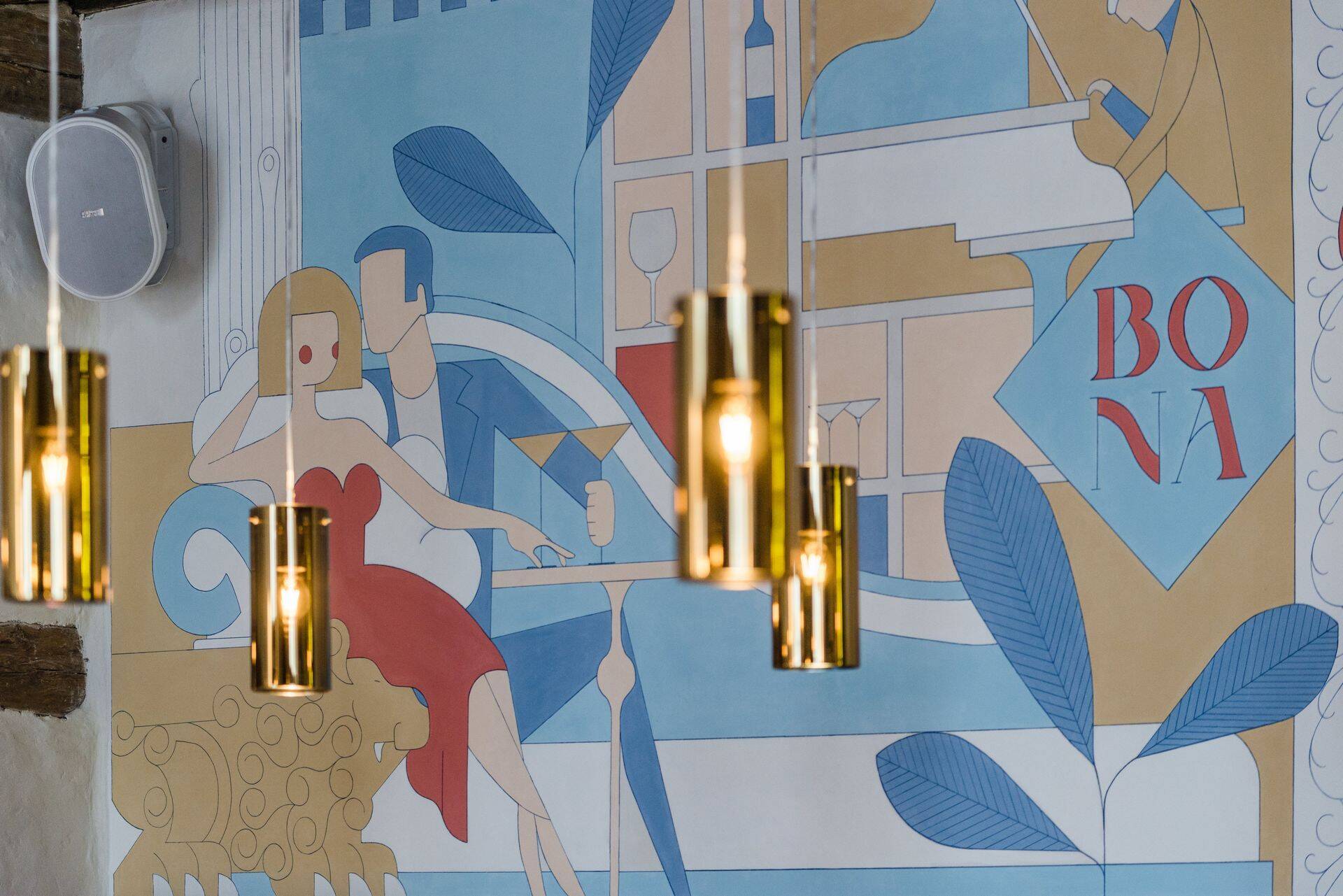 Seinamaalingus kasutatud värvid korduvad ka mujal sisekujunduses.