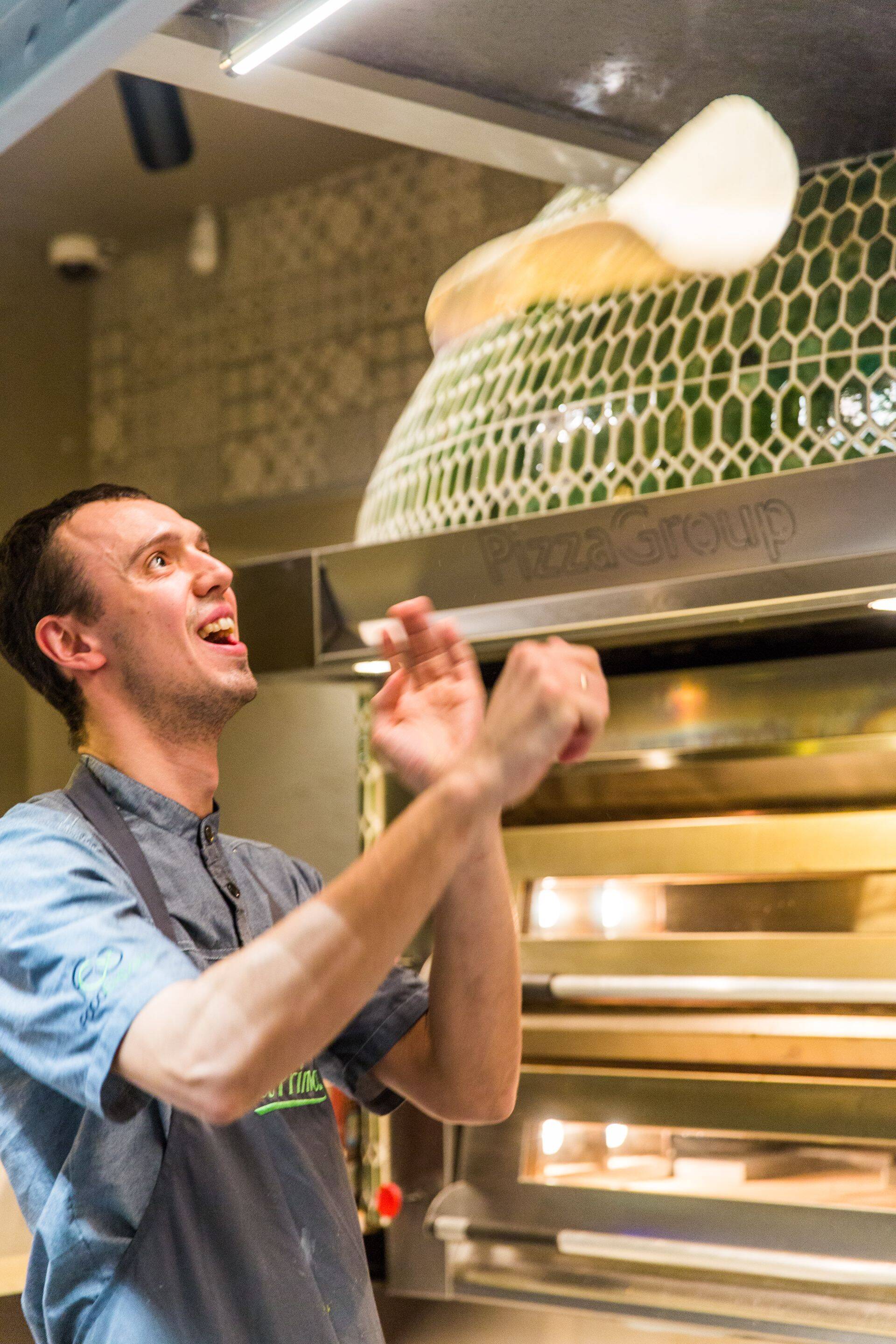 La Prima Pizza Chef Ivan on pikaajalise Itaalia restorani kogemusega oma ala professionaal, kes valmistab Itaalia toite suure kirega.