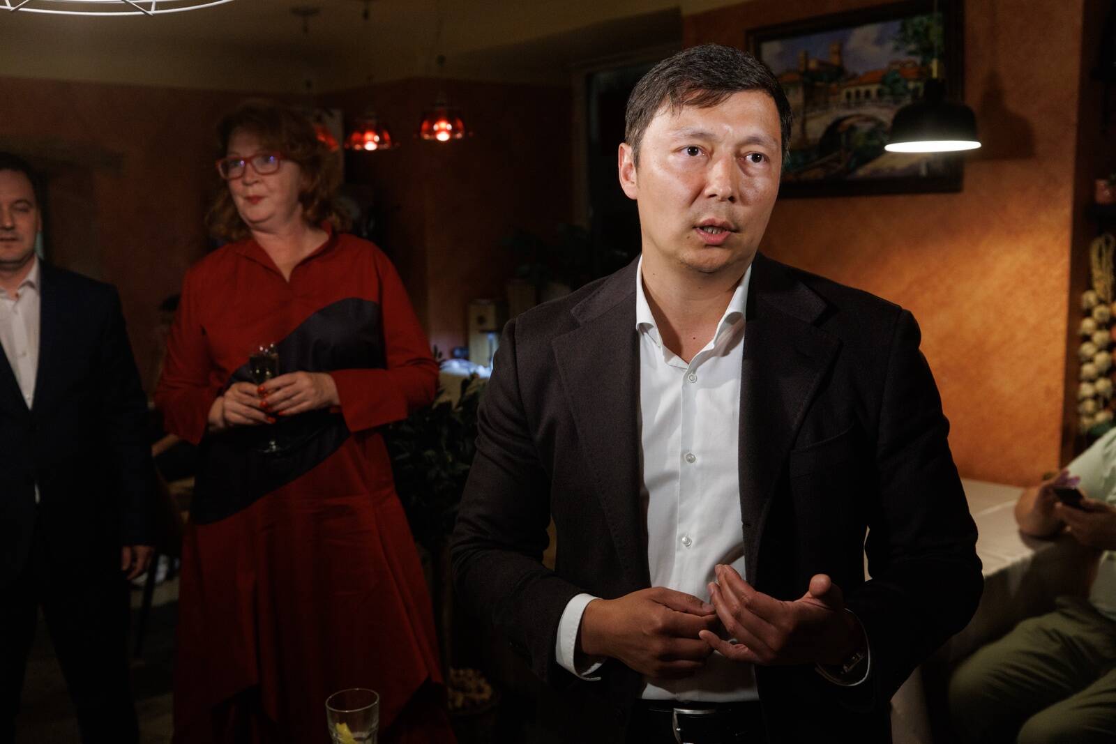 Михаил Кылварт и Яна Тоом (на заднем плане)