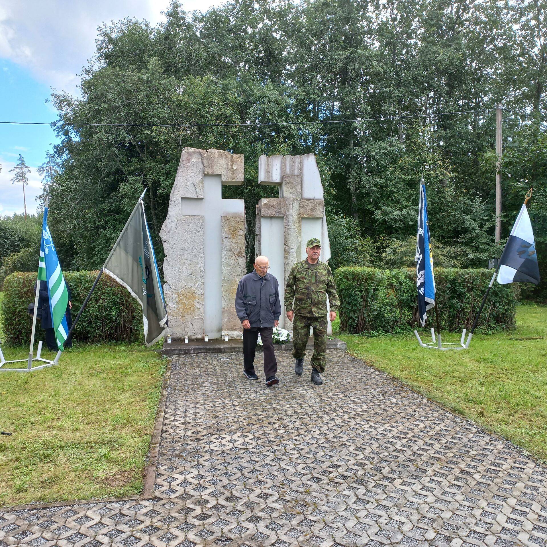 Oma austust tuli hukkunud relvavendadele avaldama ka 98-aastane Ruuben Lambur (vasakul), kes kuulus Eesti Leegioni, kuid Porkuni lahingus ise ei osalenud.